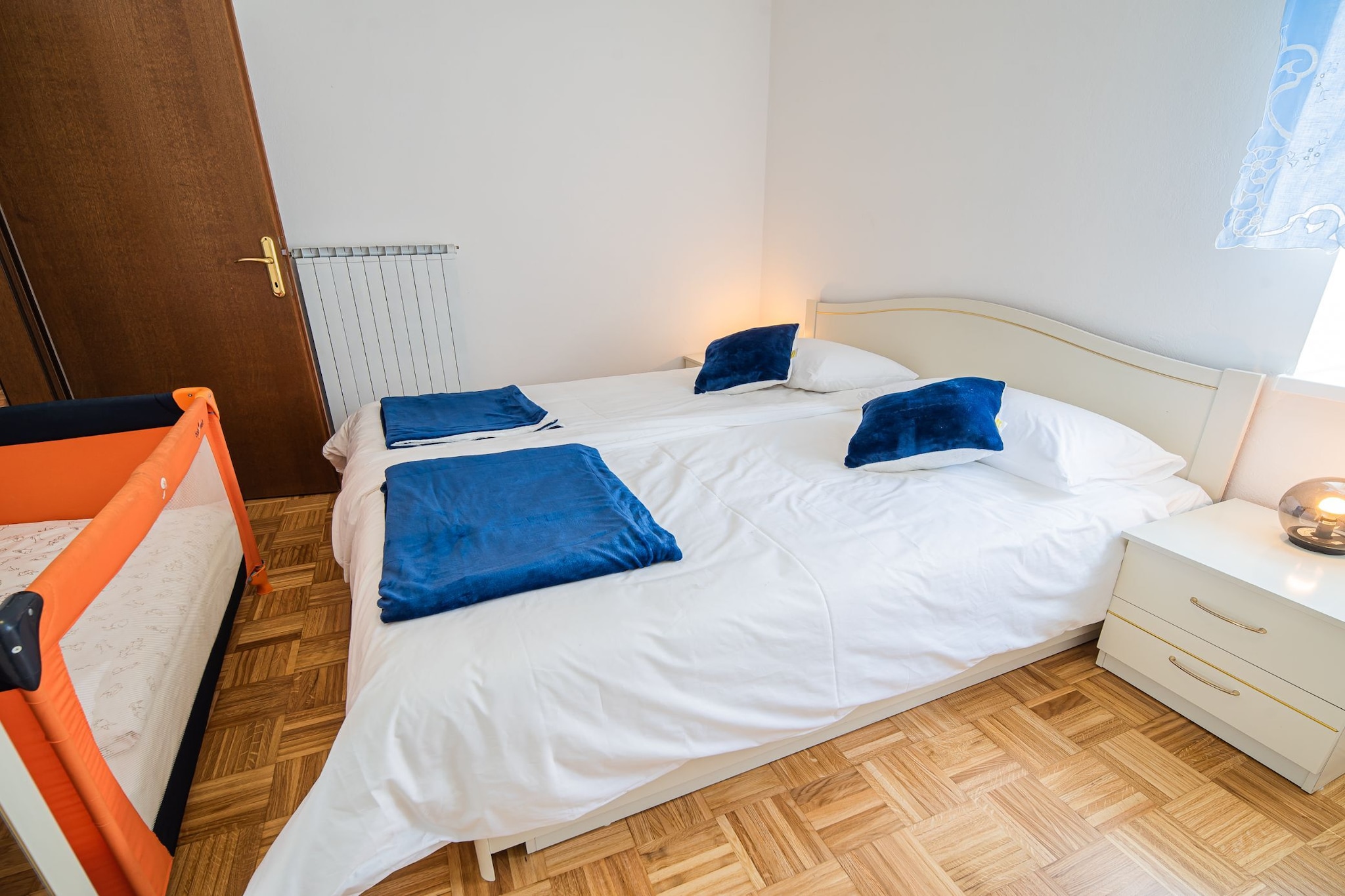 Mountain View Haven Apartments - Two Bedroom Apartment with Balcony-Chambre