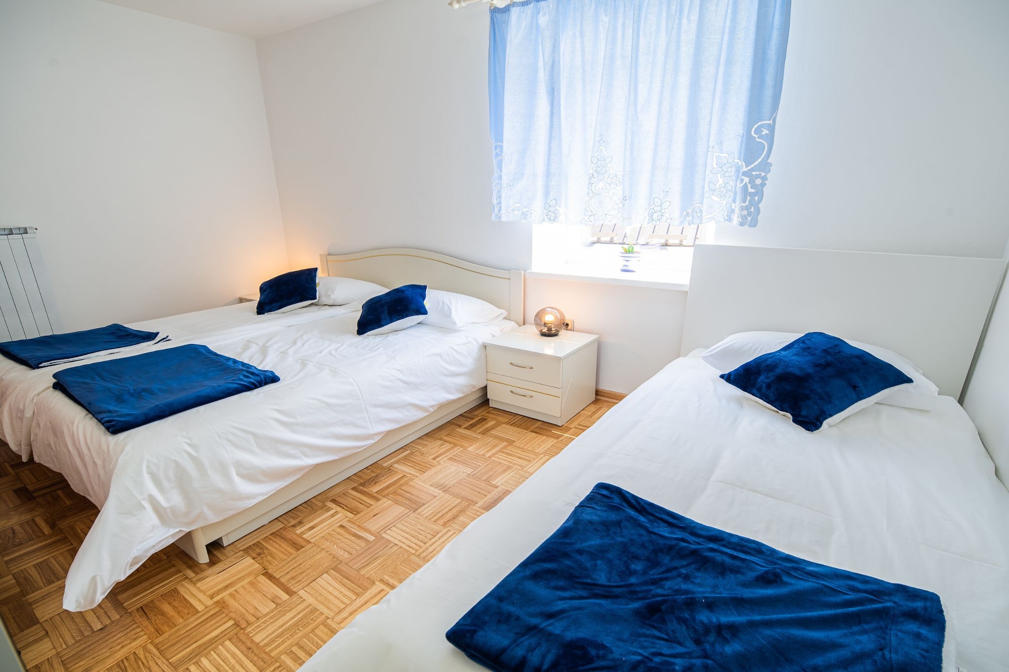 Mountain View Haven Apartments - Two Bedroom Apartment with Balcony-Chambre