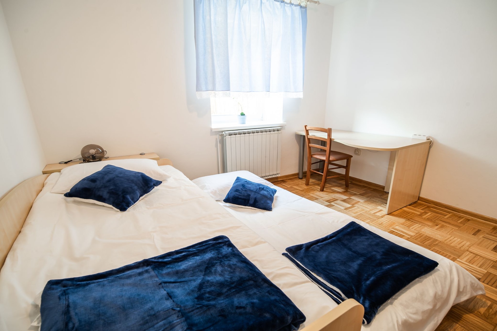 Mountain View Haven Apartments - Two Bedroom Apartment with Balcony-Chambre