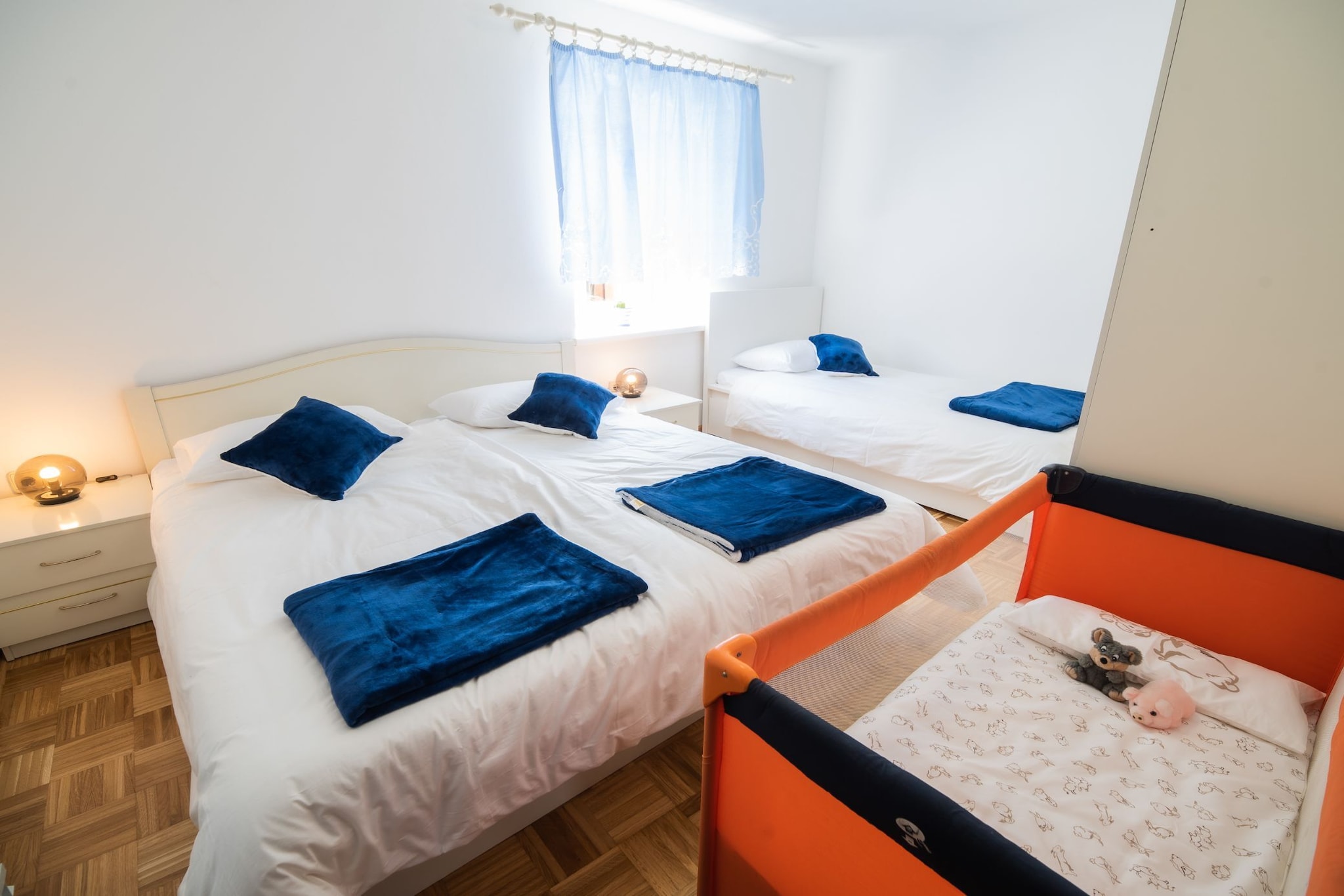 Mountain View Haven Apartments - Two Bedroom Apartment with Balcony-Chambre
