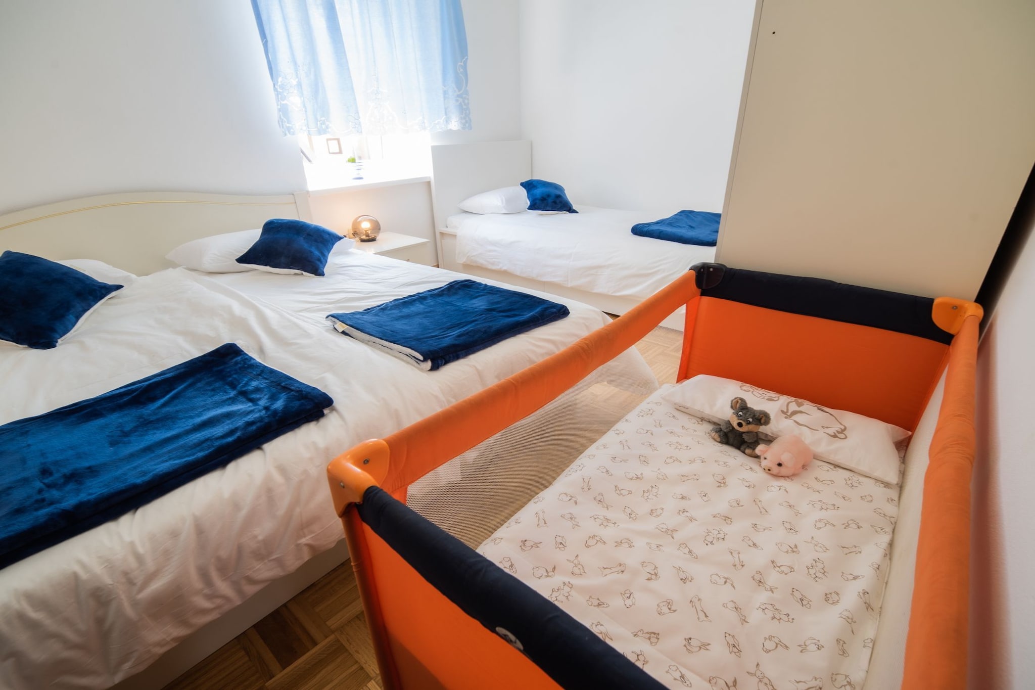 Mountain View Haven Apartments - Two Bedroom Apartment with Balcony-Chambre