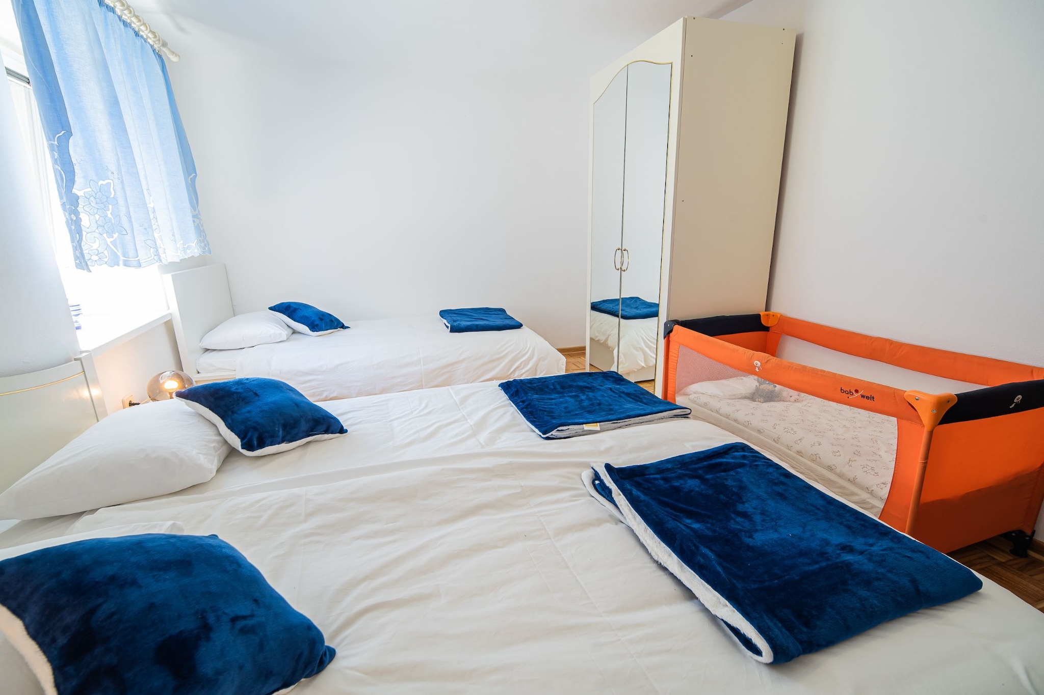 Mountain View Haven Apartments - Two Bedroom Apartment with Balcony-Chambre
