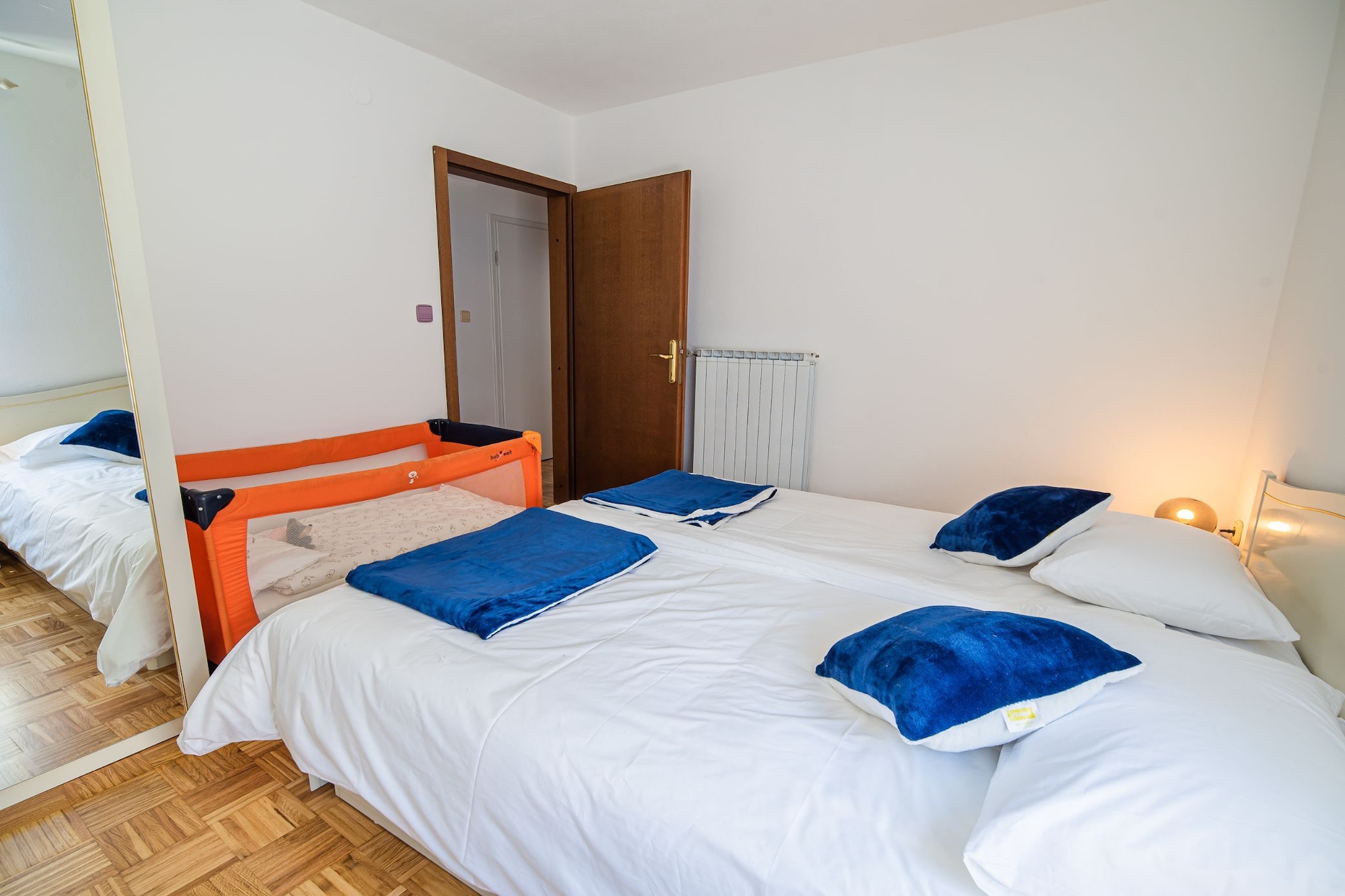 Mountain View Haven Apartments - Two Bedroom Apartment with Balcony-Chambre