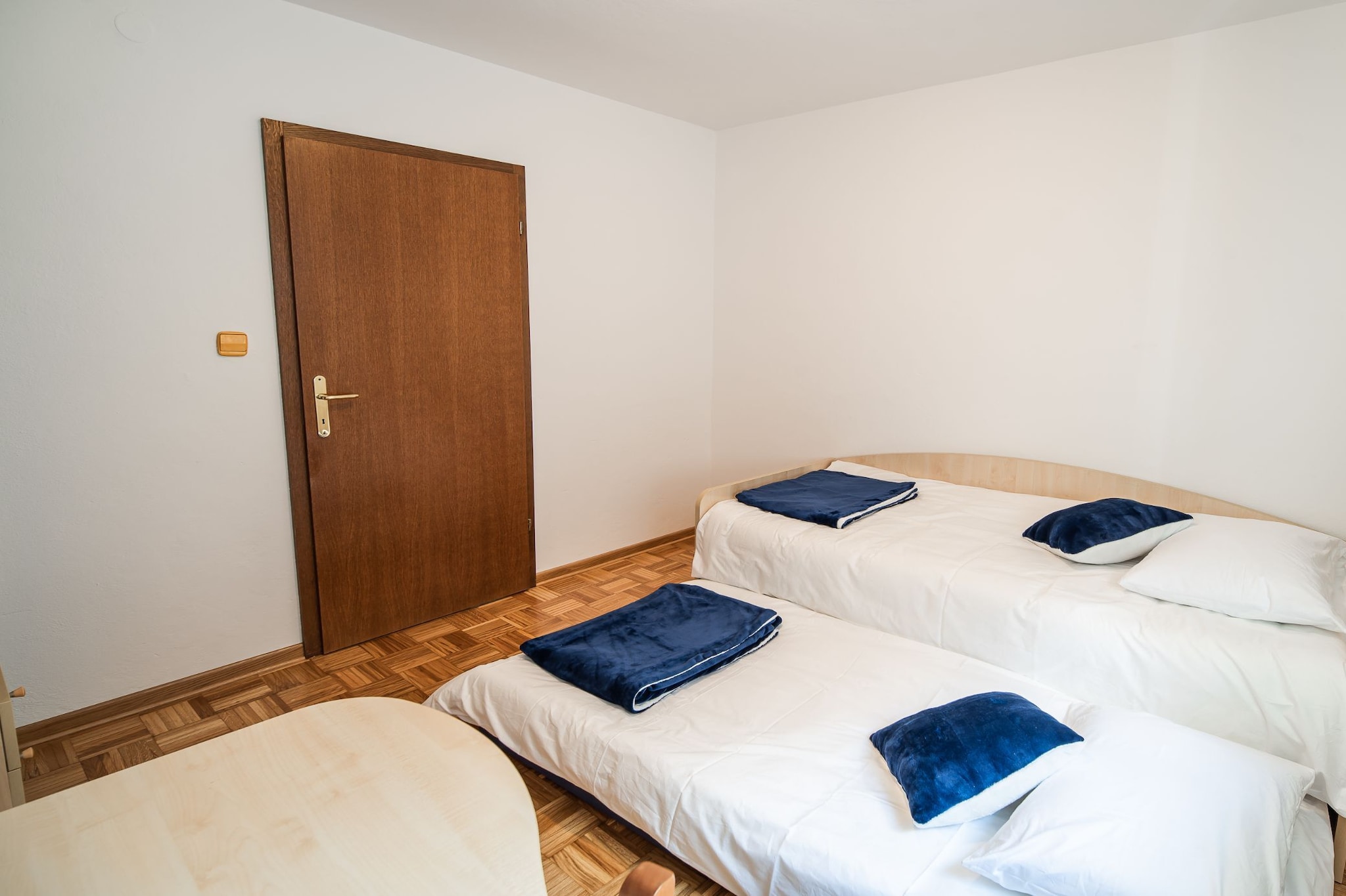 Mountain View Haven Apartments - Two Bedroom Apartment with Balcony-Chambre