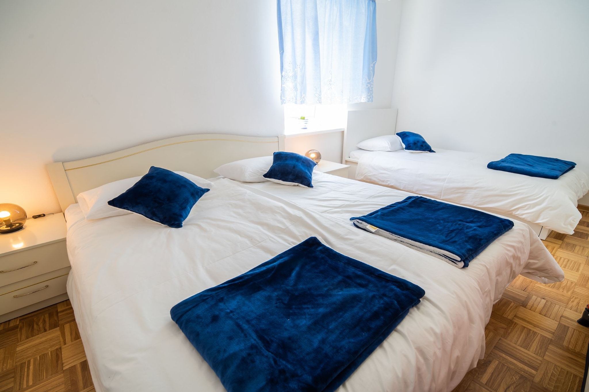Mountain View Haven Apartments - Two Bedroom Apartment with Balcony-Chambre
