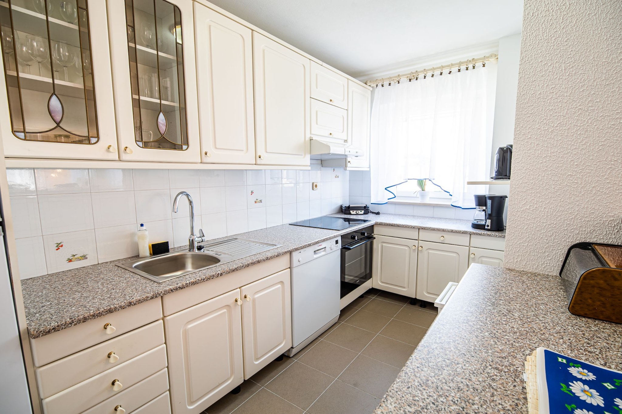 Mountain View Haven Apartments - Two Bedroom Apartment with Balcony-Cuisine