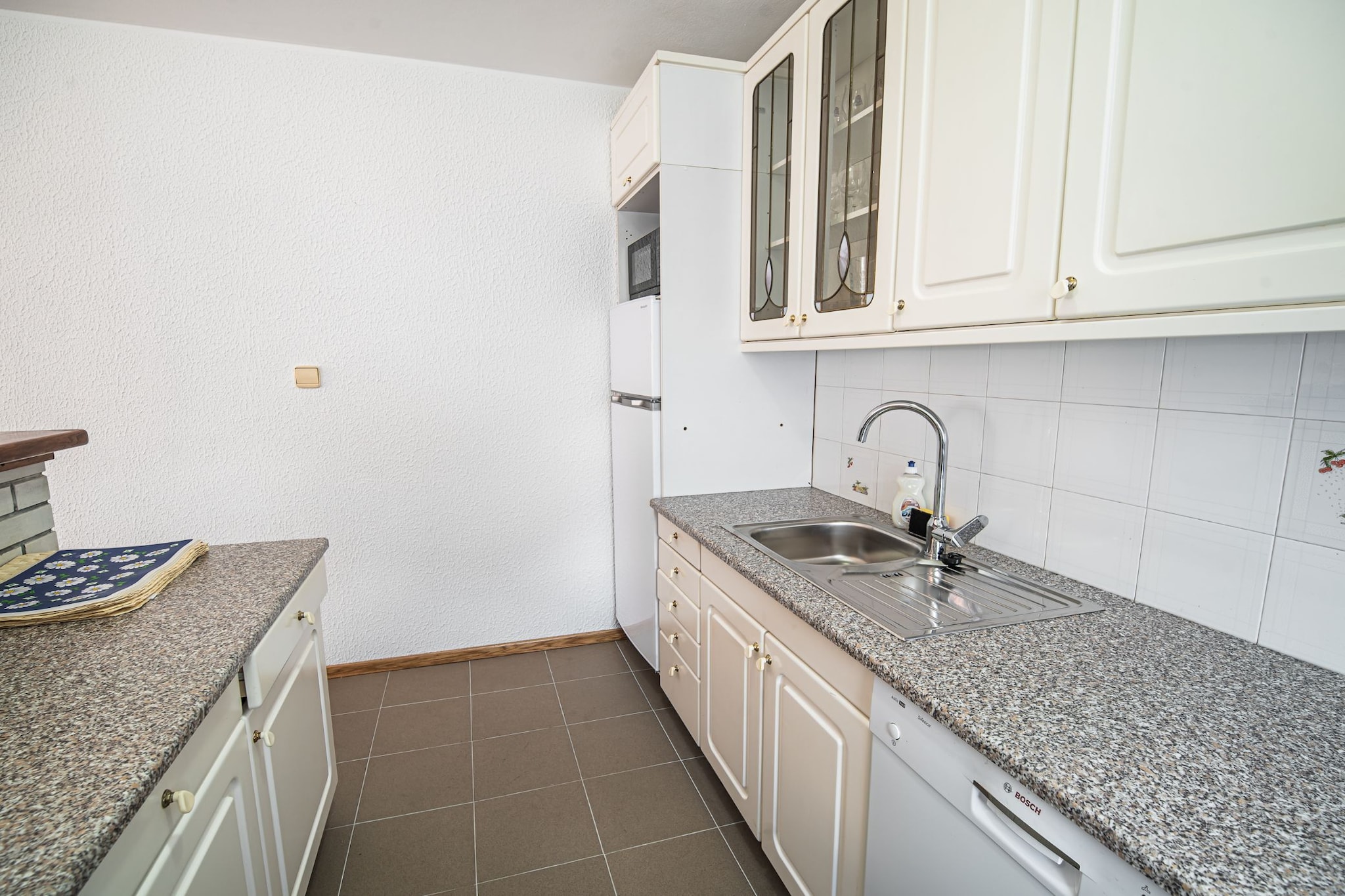 Mountain View Haven Apartments - Two Bedroom Apartment with Balcony-Cuisine