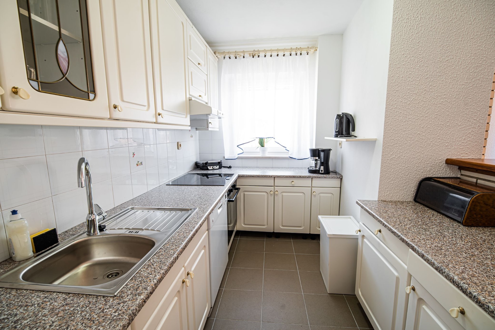 Mountain View Haven Apartments - Two Bedroom Apartment with Balcony-Cuisine