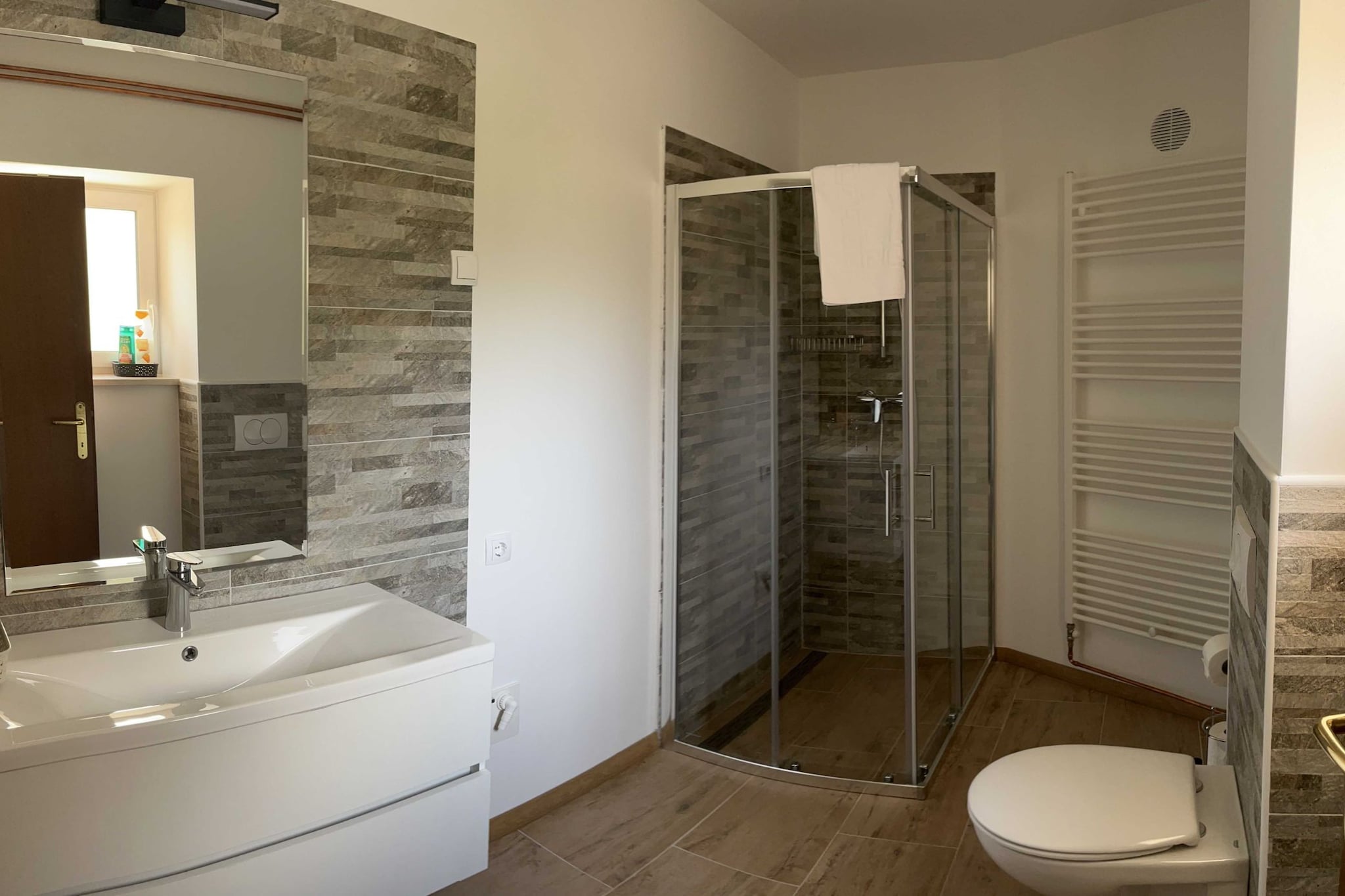Mountain View Haven Apartments - Two Bedroom Apartment with Balcony-Salle de bain
