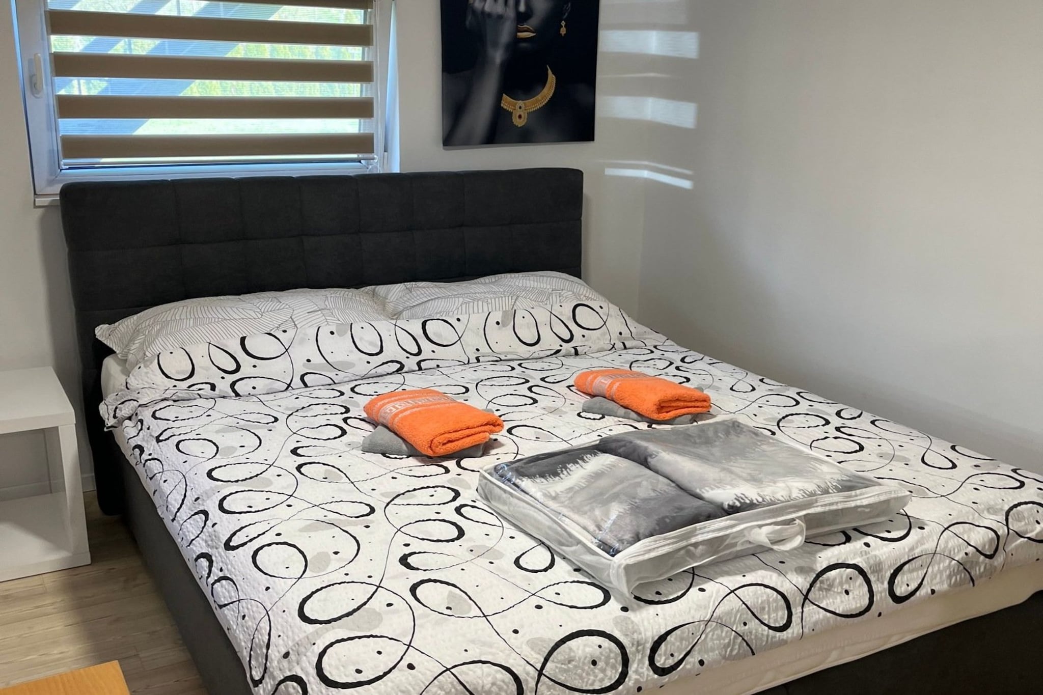 Meadow Tranquil Apartments with Evergreen Garden - Studio Apartment-Slaapkamer