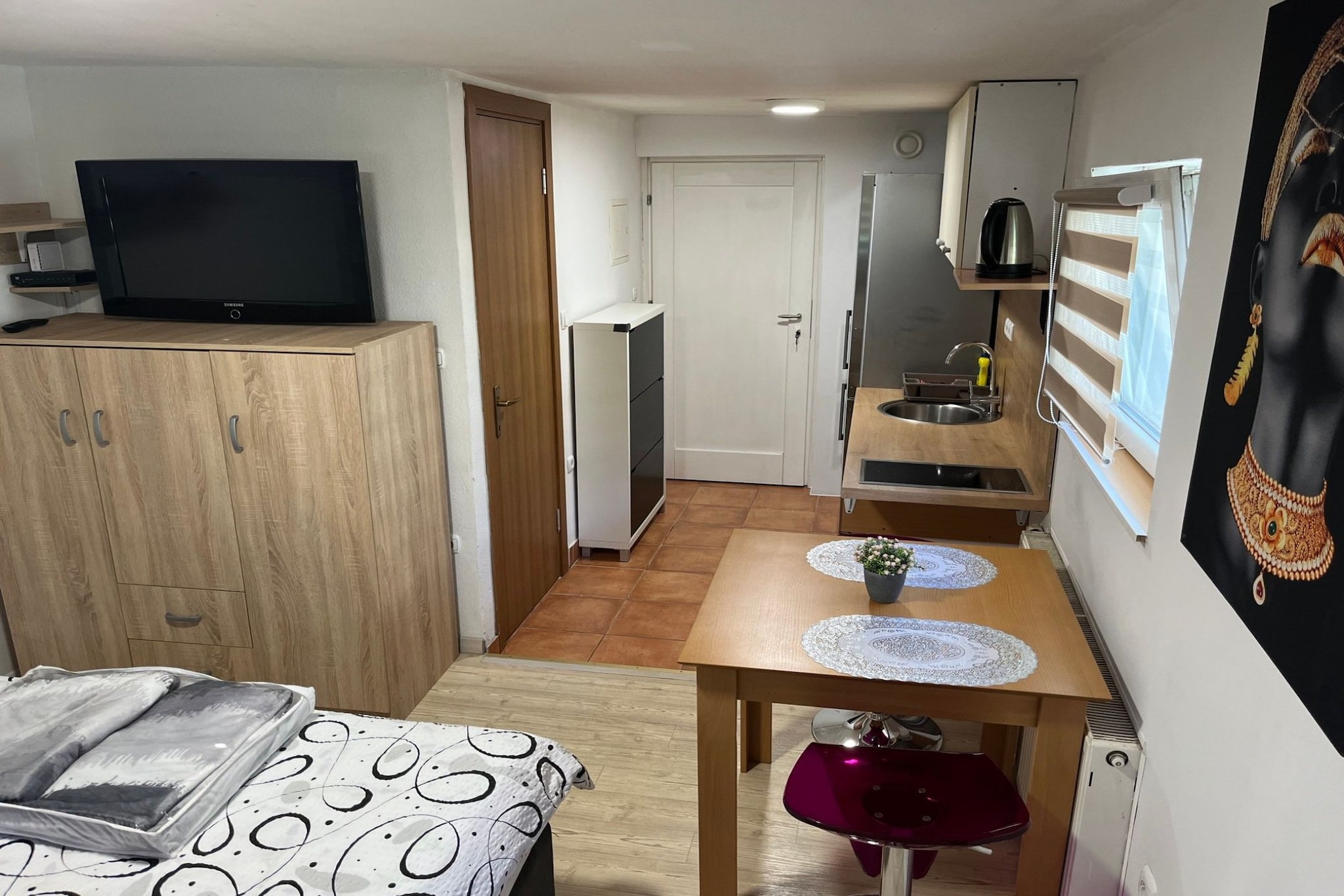 Meadow Tranquil Apartments with Evergreen Garden - Studio Apartment-Slaapkamer