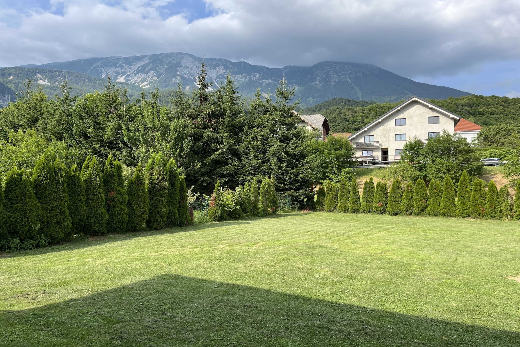 Meadow Tranquil Apartments with Evergreen Garden - One Bedroom Apartment-Buitenlucht