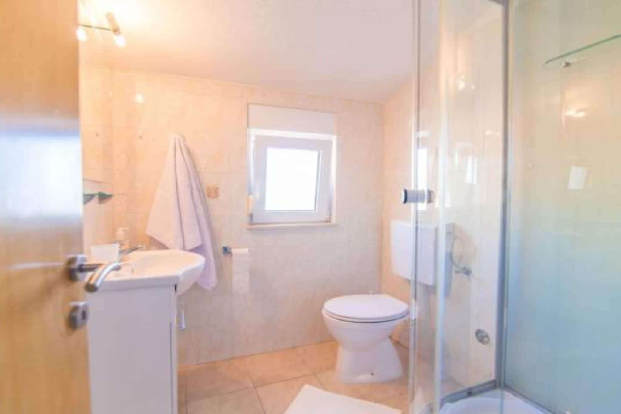 Apartmani Cihorich - Two Bedroom Apartment with Pool ( A6)-Badezimmer