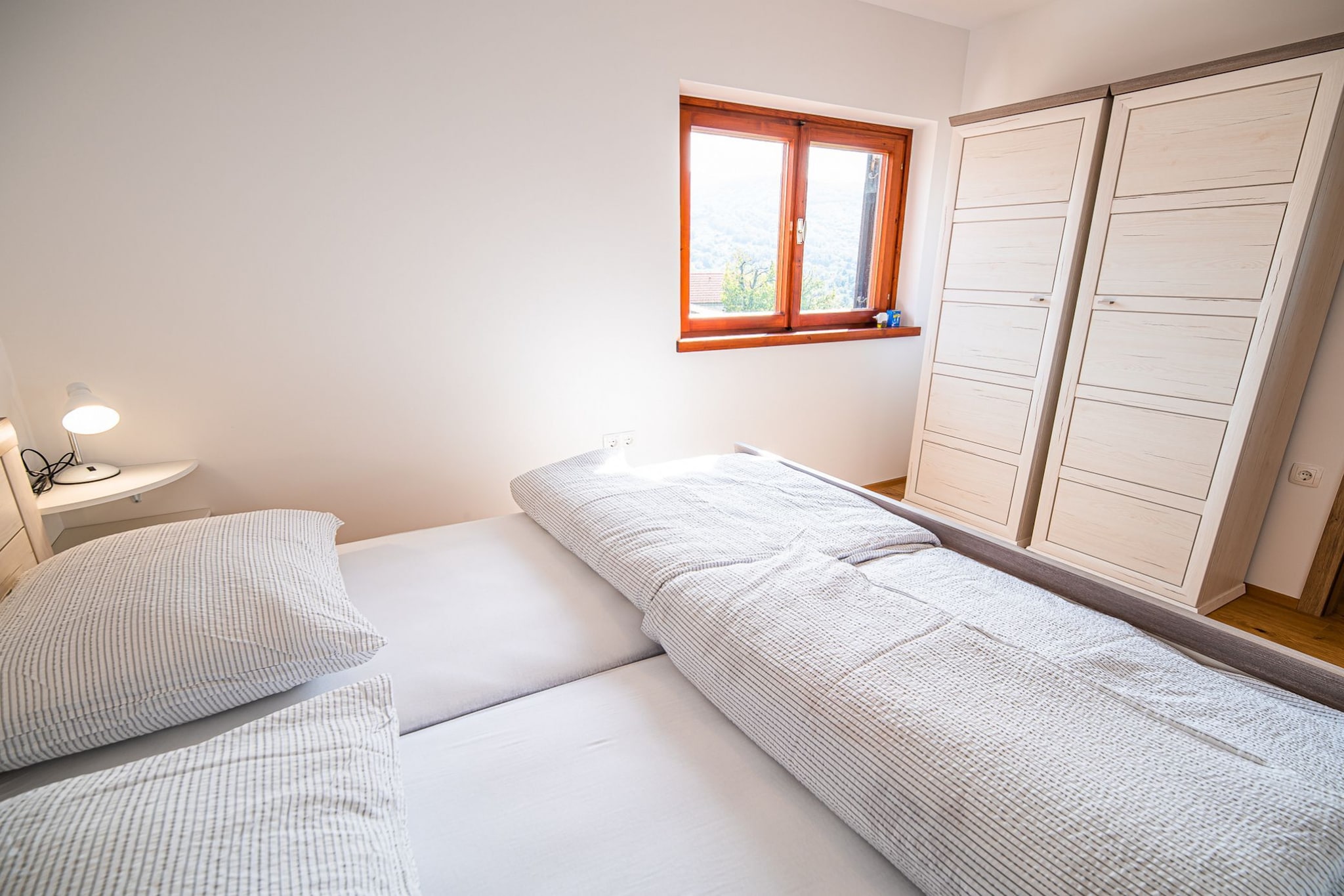 Serene Hollow Holiday Home with Mountain View - Two Bedroom Holiday Home with Mountain View-Slaapkamer