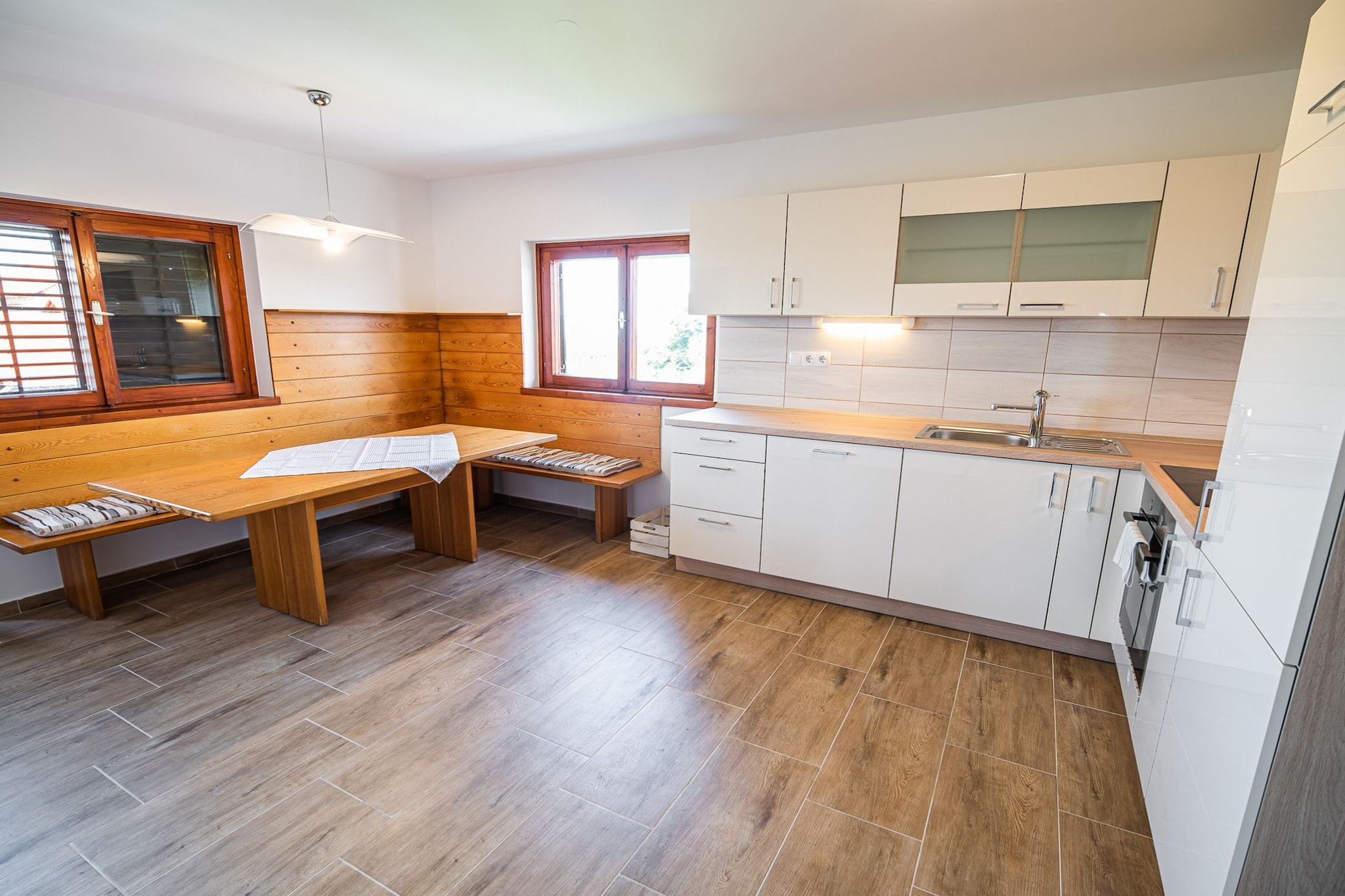 Serene Hollow Holiday Home with Mountain View - Two Bedroom Holiday Home with Mountain View