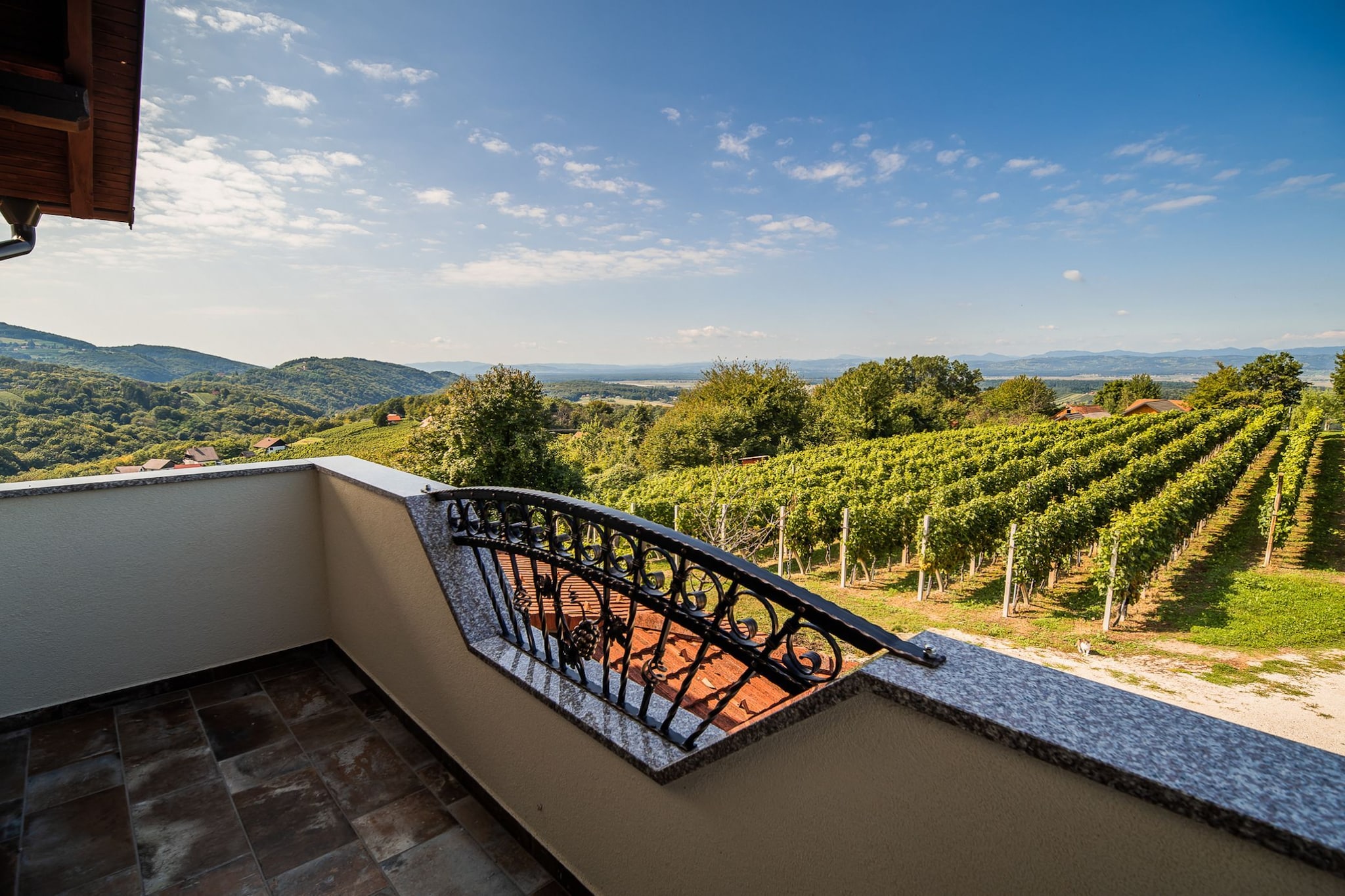 Serene Hollow Holiday Home with Mountain View - Two Bedroom Holiday Home with Mountain View-Terrasbalkon