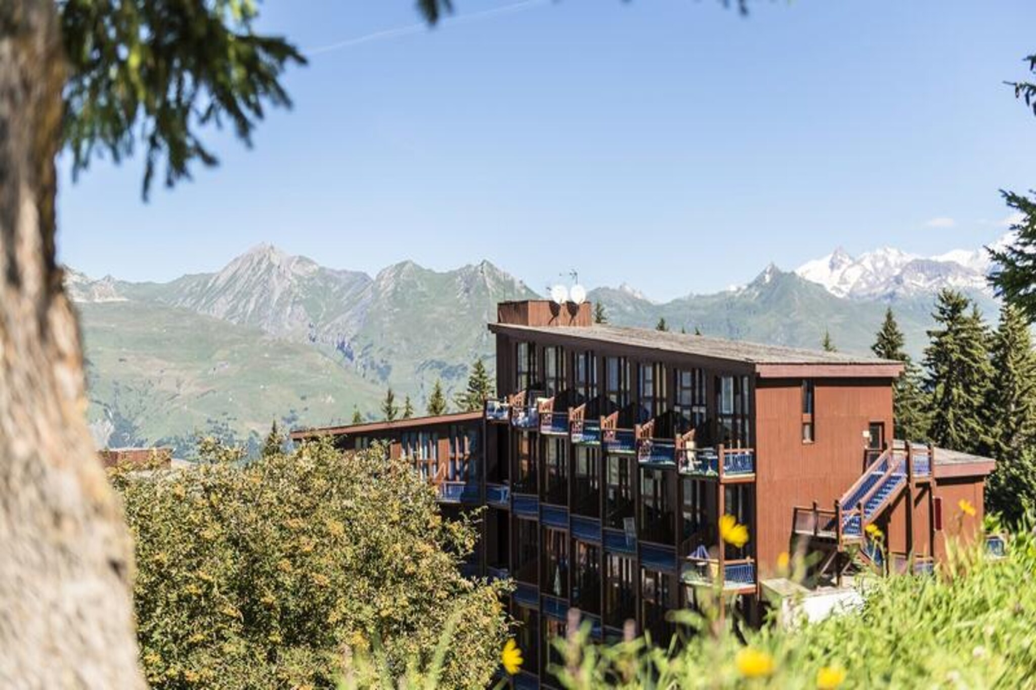 Arc 1800 is made up of four districts: Charmettoger, Le Chantel, Les Villards and Le Charvet.



By booking with the "Charmettoger" group of residences, you can stay in the Alliet, Belmont, Vogel, Aiguille Grive (1,2,3) buildings, which are located in the district of the same name, or in Thuria and Ruitor, which are on the edge of the Charmettoger district, on the Villards district side.



In the Charmettoger district you will find a restaurant and a ski shop (open seasonally). A food store is located in Les Villards.



You will be approximately 15 minutes walk from the maeva Home agency where you will be welcomed by our team of smile generators.





Please note: 

	Photos of accommodation are non-contractual. No personalized assignment can be guaranteed.
	There is a charge for entry to the station if your rental does not have parking (toll with barriers).





&nbsp;
Studio 6 People - approximately 30 m²

Number of pieces: 1

Maximum capacity: 6



Accommodation: 1 living room, 1 mezzanine, 1 kitchen, 1 bathroom and 1 toilet.



maeva Home Confort label: good value for money

Correct services, accommodation maintained and equipped with the main amenities. The essentials for a vacation at the best price.

&nbsp;

Rental from individual to individual Maeva:

	Apartments and private houses certified by the maeva Home teams.
	5 ranges of comfort, from budget to exclusive, with fully equipped accommodation, all different.
	On-site teams at your service and numerous services &amp; activities offered on site (additional charge).


Wifi access - With supplement - subject to availability.
Pets allowed - Depending on accommodation, see description. In addition, inquire directly with the residence to find out the prices.
Baby Kit - Additional charge (subject to availability).
Bed linen - At an additional cost - content may vary depending on the residence: fitted sheet, sheet or duvet cover and pillowcase. Possibility of daily linen change available at an additional cost, inquire at reception for prices.
Towels - Extra charge.
End of stay cleaning - Mandatory cleaning service to be paid upon check-in or upon arrival.
Tourist tax (additional charge) - To be paid from your customer area: https://mon-compte.maeva.com. Its amount varies depending on the location. Free for under 18s.
Television - Depending on accommodation.
Deposit (in euros) - 400
Bed linen - Additional charge.
End of stay cleaning - Additional charge. To be carried out at the end of the stay, either by the customer or by paying for the service when booking, at pre-check-in or on arrival.
