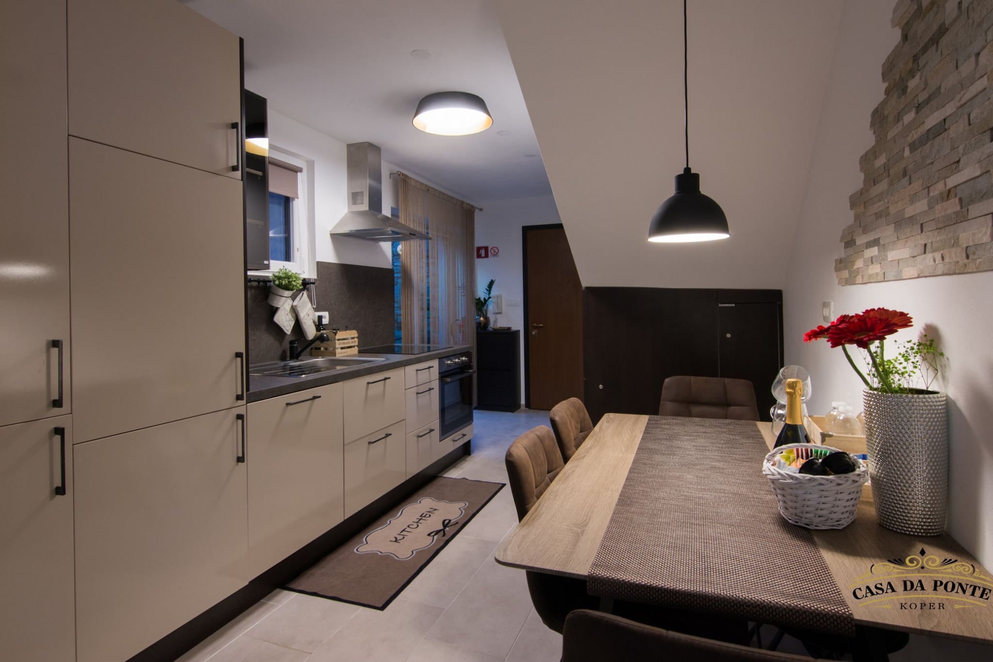 Downtown Koper Spacious Apartment with Balcony - Two Bedroom Apartment with Balcony-Keuken
