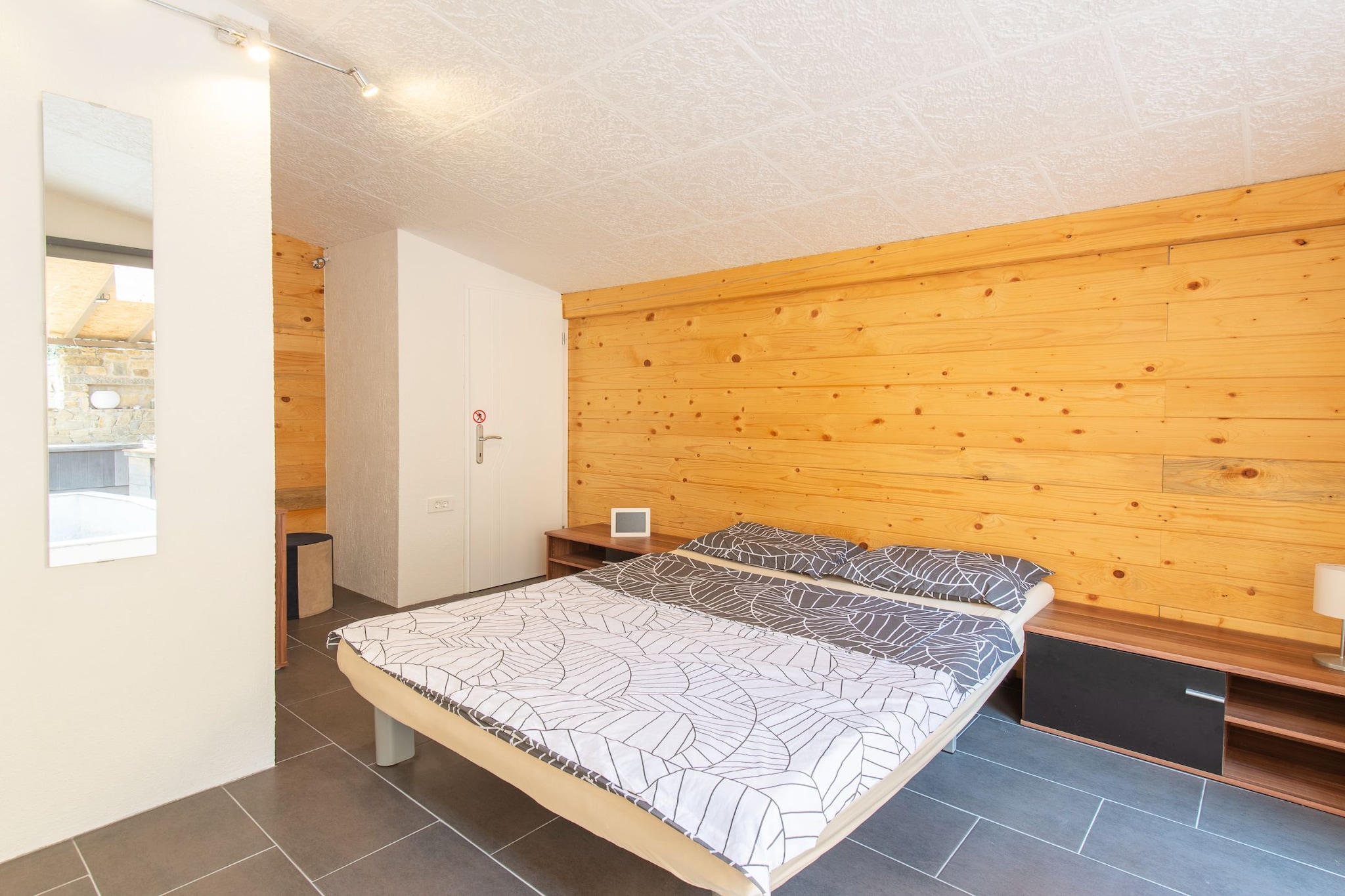 Family-Friendly Serene Retreat Holiday Home - Four Bedroom Holiday Home  with Terrace-Slaapkamer