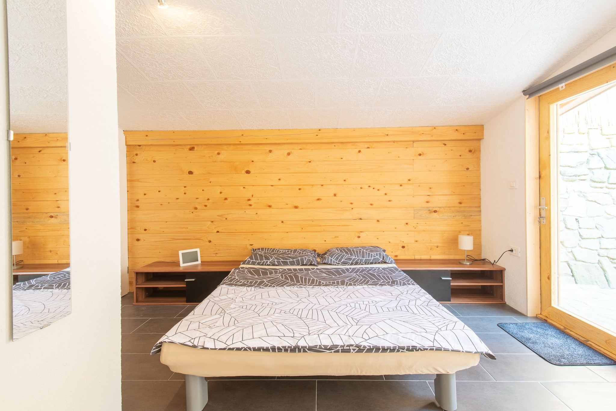 Family-Friendly Serene Retreat Holiday Home - Four Bedroom Holiday Home  with Terrace-Slaapkamer
