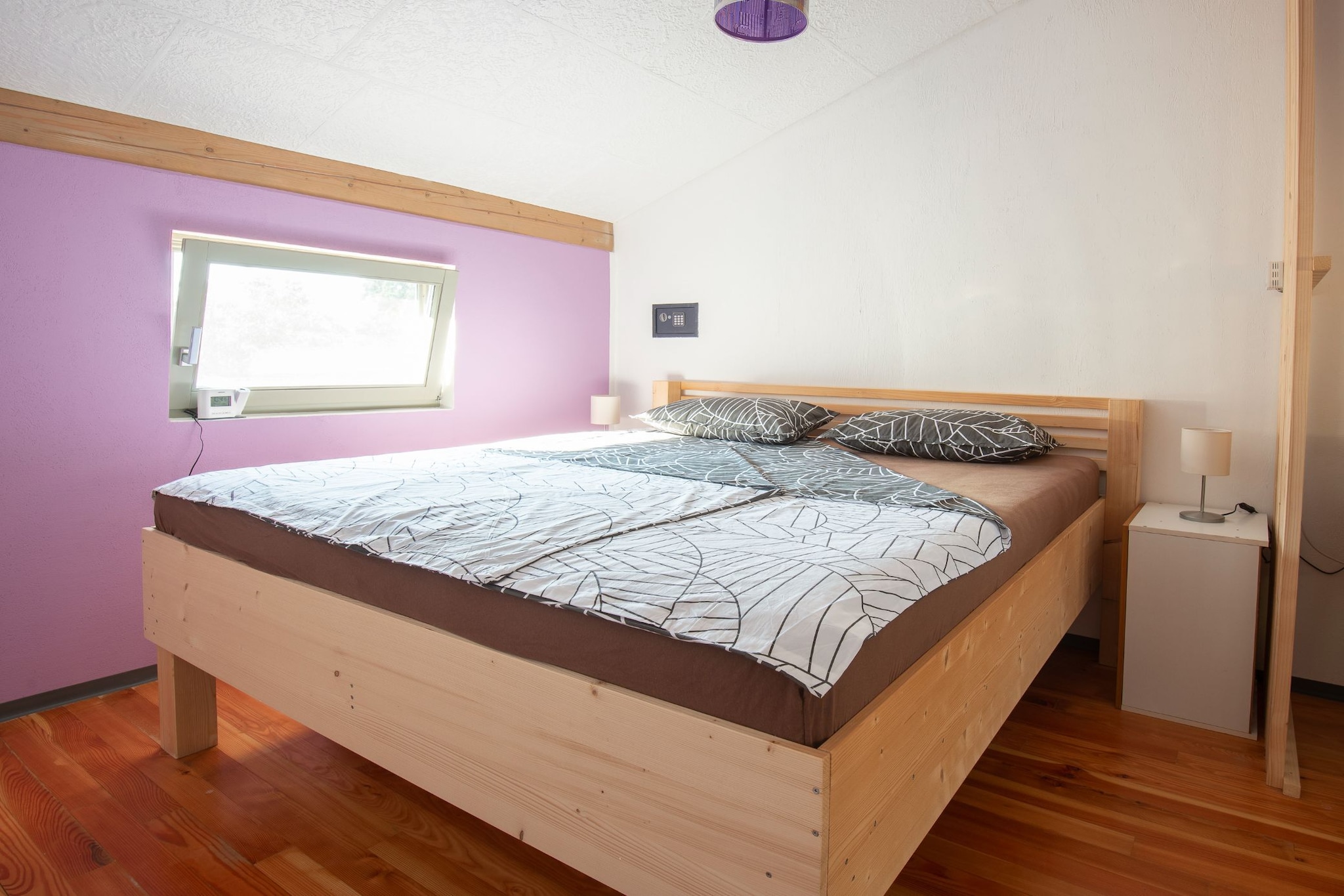 Family-Friendly Serene Retreat Holiday Home - Four Bedroom Holiday Home  with Terrace-Slaapkamer