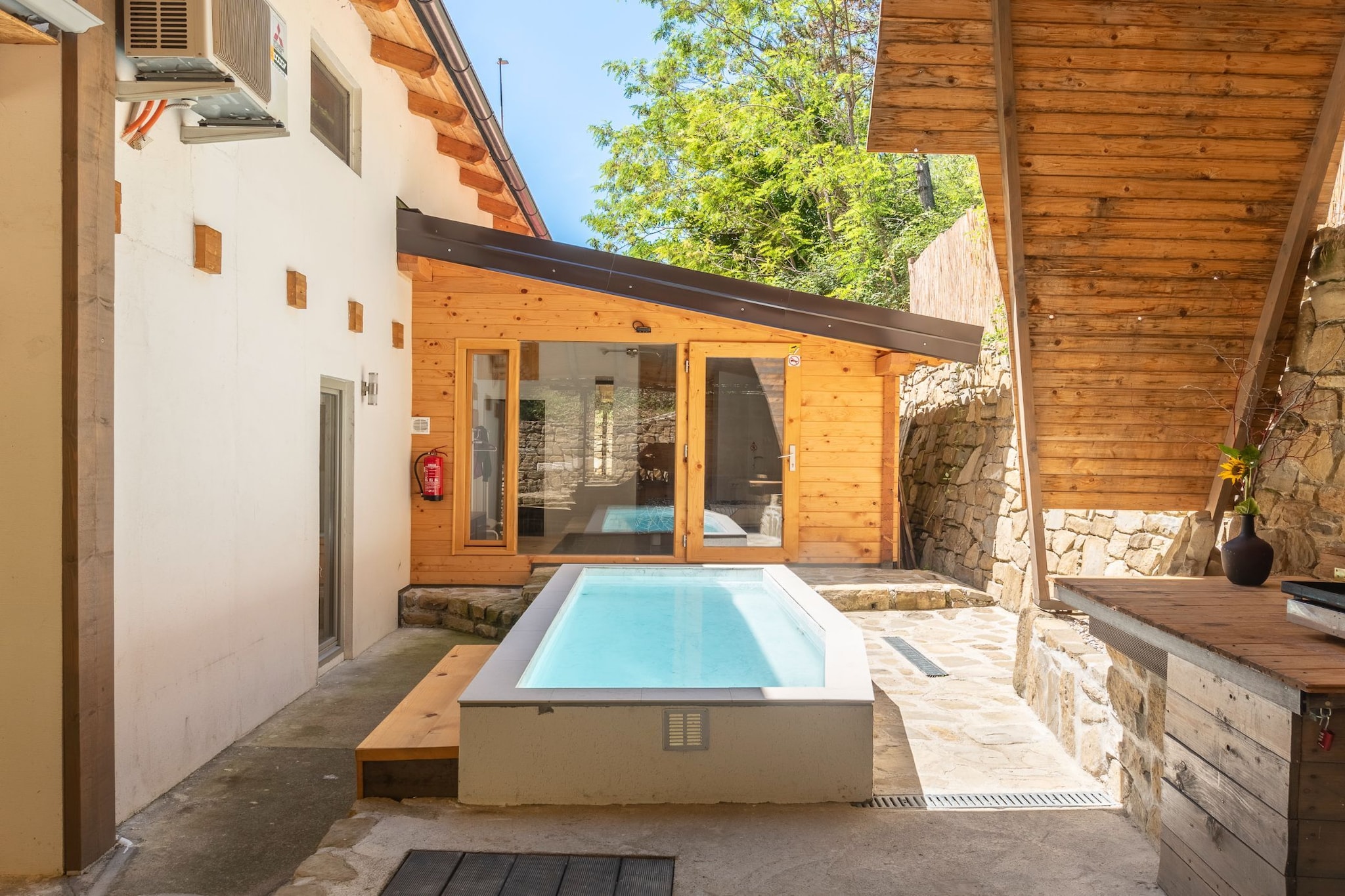 Family-Friendly Serene Retreat Holiday Home - Four Bedroom Holiday Home  with Terrace-Zwembad