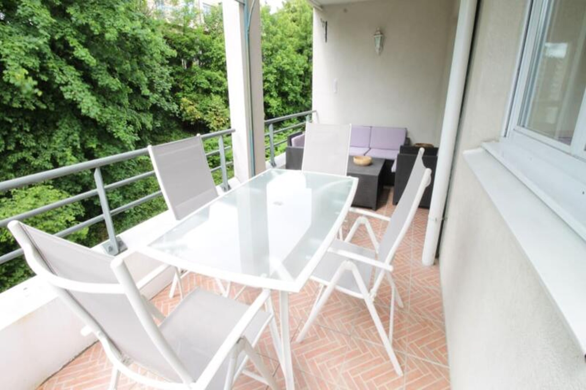 Stay in the capital of the Dukes of Savoy, in this comfortable apartment with terrace, just a stone’s throw away. 5 minutes from the heart of the city! 
Located on the 4th floor of a quiet residence, it has 2 double bedrooms. new, quality bedding, and also offers the privilege of benefiting from a private garage. ! (A bargain in the city center!) 
Array
Side layout, you will find: 

- A large living room living room opening onto the terrace, having a kitchen with all the essential equipment, a dining area for 4 people and a lounge area with sofa. and comfortable armchair, accompanied by a flat screen television and a coffee table.

- A beautiful terrace of 11m&sup2;, with no other direct view than large green trees, benefiting from a corner &ldquo; garden furniture &raquo; for an aperitif and a dining table area. dining with 6 chairs 

- A first bedroom with its Queen size bed 160x200cm and its cupboard/wardrobe

- A second bedroom with its 2 large single beds 90x190 cm for the comfort of adults or children and its wardrobe.

- A bathroom with bathtub and washing machine. wash

- Separate toilets.

Some other highlights: 
- Secure building with closed garage ! 
- Internet connection with FIBER! 
- Plenty of storage space with pantry and large wardrobe in the hallway
- All bedding is new 

Note that: 
- Check-in and check-out times can be flexible except in the case of crossed arrival and departure.
- As the keys are not handed over independently, we ask for a supplement of 15&euro; for arrivals between 8 p.m. and 9:30 p.m., 30&euro; &àgrave; from 9:30 p.m. and 50&euro; after midnight.


The apartment is located &àgrave; two steps from the historic heart of Chambery. In less than 10 minutes to On foot, you will be at Place du Château to admire the vestiges of the past. ducal, Les Halles to do some shopping or Place Saint L&eacute;ger to shop or settle down at the terrace of a café (Finally !) 
The Chambery hospital is also located nearby. less than 5 minutes to foot.

Several bus stops are located nearby. proximity from the apartment, in particular to go to the thermal baths of Challes-Les-Eaux or the universities of Jacob-Bellecombette or Technolac.

Bus and train stations are located nearby. a little over 10 minutes walk.


Cham&eacute;ry is ideally located in Paris. For a diversified tourist stay, you will be close to:

-the magnificent Lac du Bourget so dear to the poet Lamartine, the largest natural lake in France, support for a wide variety of nautical activities (sailing, kitesurfing, water skiing, rowing, paddle, cruising... ) &ndash; 15 minutes by car.

-from the city of Aix les Bains, Riviera des Alpes, dedicated to well-being and tourism with its cultural and historical sites, its thermal baths, its spas, its restaurants, its casinos and its golf course 18 internationally renowned holes (club 1895) open all year round &ndash; Less than 20 minutes from the city center by car.

-the Bauges Massif Regional Natural Park where practice cycling, hiking, paragliding, tree climbing with in particular the resorts of Savoie Grand Revard and Aillons-Margériaz &ndash; From 10 minutes by car.

- -the Chartreuse Massif Regional Natural Park where practice cycling, hiking, paragliding, tree climbing, canyoning, via ferrata... From 5 minutes by car.

- Lac d&rsquo;Aiguebelette, a natural and preserved lake. with emerald waters with no less than 7 beaches equipped, maintained and monitored for swimming and many other leisure activities - From 15 minutes by car.


Before your arrival at the accommodation, you will receive a welcome booklet by email containing various practical and tourist information!

Chambery is very well served: 
By the Alpine motorway network:
- à; 1 hour from Lyon and Geneva
- à; 45 minutes from Grenoble 
- to 35 minutes from Annecy
By train:
- its station is notably served by the TGV which leads to Paris in 3 hours
By plane:
- to 10 minutes from the small Cham&eacute;ry airport and 10 minutes from Cham&eacute;ry airport. 1 hour from Lyon or Geneva airports.


Robert and Georgette have chosen to place the management of their second home in our caring hands and thus allow you:

- to count on our availability to welcome you or assist you in case of problems throughout your stay.

- to benefit from concierge services at your convenience the request.


Deposit (in euros) - 1000

