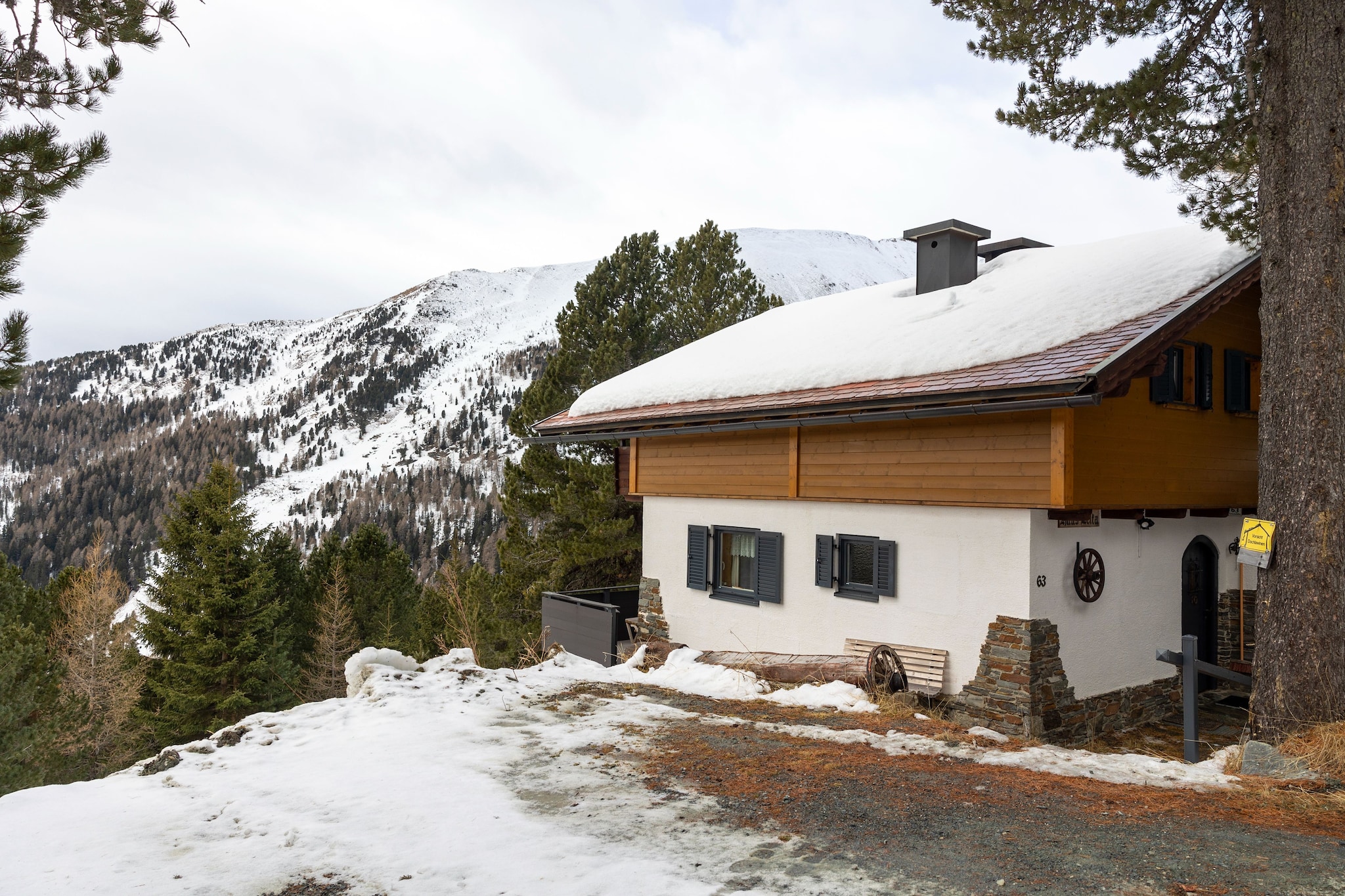 Ground floor: (Living room(dining table, stove(tiled), seating area), Living room(TV(satellite), seating area), open kitchen(electric kettle, toaster, cooker, coffee machine, oven, fridge), bathroom(shower, toilet, washing machine))\n\nOn the 1st floor: (bedroom(double bed), bedroom(double bed), bedroom(single bed, single trundle bed), toilet(washbasin, toilet))\n\nTV, fireplace, shower, washing machine, balcony or terrace, heating(central), garden, BBQ, parking, deckchairs, hairdryer, party games