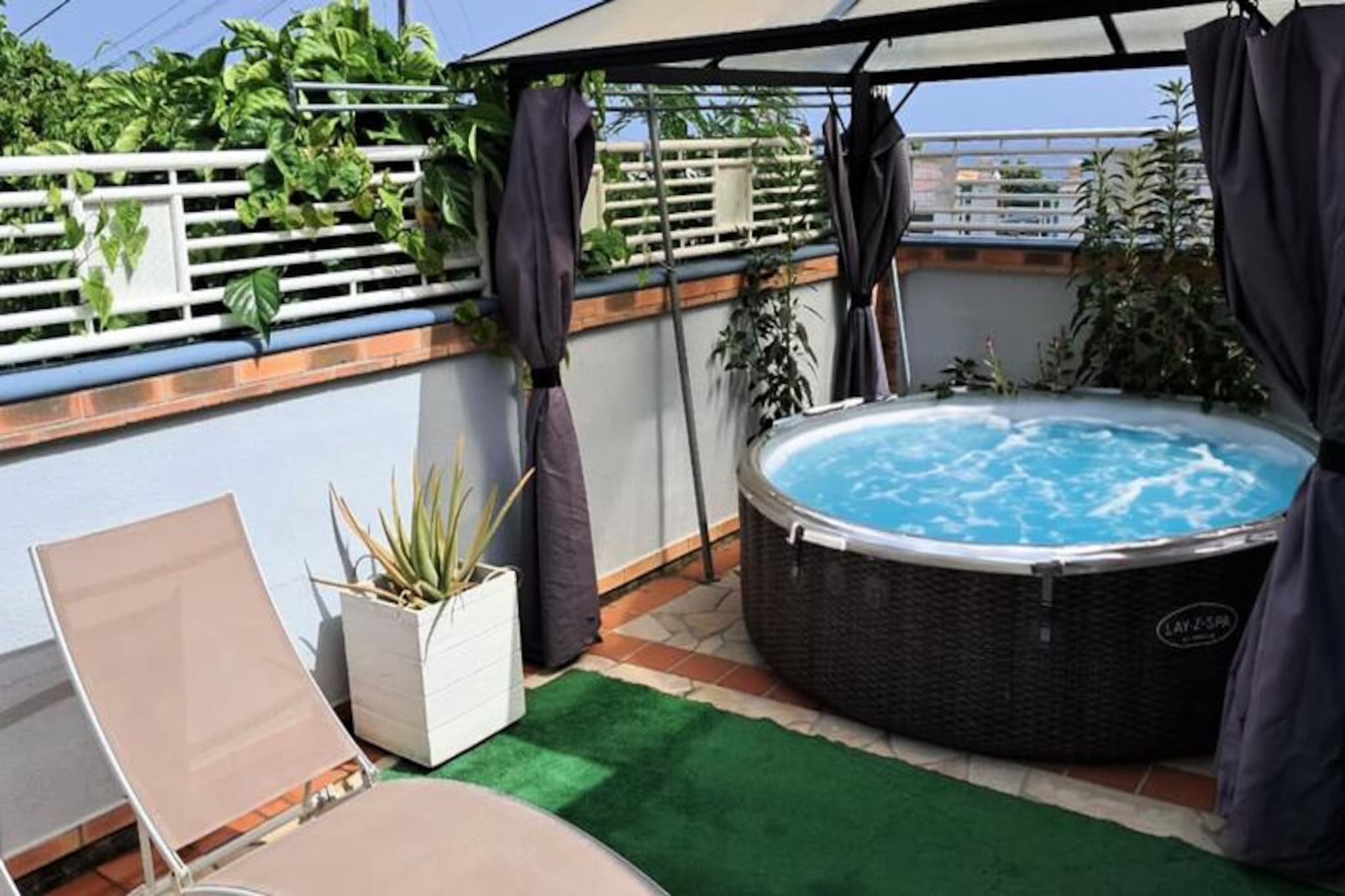 5 bedroom villa, sea view, jacuzzi, 800 meters from the beaches. Friendly outdoor spaces.
Pretty villa with an extraordinary view of the Caribbean Sea, and a comfortable jacuzzi. 
A living room and a perfectly equipped open-plan kitchen opening onto a large facing balcony. towards the sea.
On the same level you will find 2 air-conditioned bedrooms furnished with 140 cm beds sharing a bathroom and a toilet. 
Upstairs, 2 additional air-conditioned bedrooms also furnished with 140 cm beds, a shared shower room, a quiet and bright reading area with a view of the passage of whales. 
On the garden level, an independent 2-room apartment with terrace, equipped kitchenette, small living room and a beautiful air-conditioned bedroom furnished with a 140 cm bed with its private bathroom. 
In total, 5 bedrooms with double beds and 2 sofa beds for total accommodation up to 100%. 14 people. 
The very friendly garden with its outdoor kitchen, a BBQ outside. gas and the traditional carbet sheltering from the sun a large table for meals with friends. 
An outdoor lounge and a "jacuzzi" to enjoy life in the tropics with those you love.

The very pretty beaches of Petite Anse and Ferry-Leroux are nearby. 10 minutes away foot.
An exceptional sea view
An independent 2-room apartment.
Outdoor spaces suitable for holidays with families or friends.
A jacuzzi.

The beaches of Deshaies:
Fort Royal Beach or Bas Vent Beach, made up of the Petit Bas Vent Cove and the Grand Bas Vent Cove
Pearl Beach: This beach has a small coral reef.
Rifflet beach, extension of Pearl beach. Recently fitted out to encourage the nesting of sea turtles
Grande Anse beach: 1.5 km of golden sand lined with grape trees, coconut trees, numerous restaurants and caravans.
Ferry-Leroux beach: The calm of its body of water is ideal for children and snorkelers will appreciate the richness of the seabed near the rocks.

Stroll around the port of Deshaies and admire the magnificent sunset, which is offered to you. The Grande Anse pond, a former sand pit, is a protected natural area.
You can visit by canoe&euml; kayak.

Distance from Basse-Terre: 55 km, Distance from Pointe-à-à-Pitre: 45 km Distance from international airport: 50 km.

Start of the hike: Bethsy Audilon school in the village. Gros Morne culminates at 206 meters, has the privilege of possessing extremely rare species with multiple virtues in its flora.
A walk to Gros Morne, a mecca of marooning and resistance, follows the supposedly burning traces of the skirmishes of the Guadeloupean patriots pursued by the Bonapartist troops of Richepance in their epic war. e of North Basse-Terre. 3 Levels.

✅  Internet access
✅  Air conditioning in all rooms
✅  Towels and bed linen included
✅  Water reserve system to protect you against cuts
✅  Quality housekeeping hotel services carried out before your arrival and after your departure
ℹ️ Out of respect for the neighborhood, `parties are not authorized`


🛎  The team is ready to go. your service to ensure you have an optimal stay! We attach great importance to your well-being and the smooth running of your stay.

Whether for your accommodation, for your stay or for all of your needs, your dedicated concierge will help you. will be at listen to you so that you have an excellent stay!

🍹  Refreshments and welcome cocktail at your arrival
🤵&zwj;♂️ Your concierge available at any time before, during and after your stay
⛵️ Exclusive services via our partners: Excursions, Vehicle rental, Airport transfer, Special requests
💬 Our selection of local events ahead of your stay (on request)

*Your vacation awaits you, under the Guadeloupe sun* 🏖 ☀️

Deposit (in euros) - 1000
