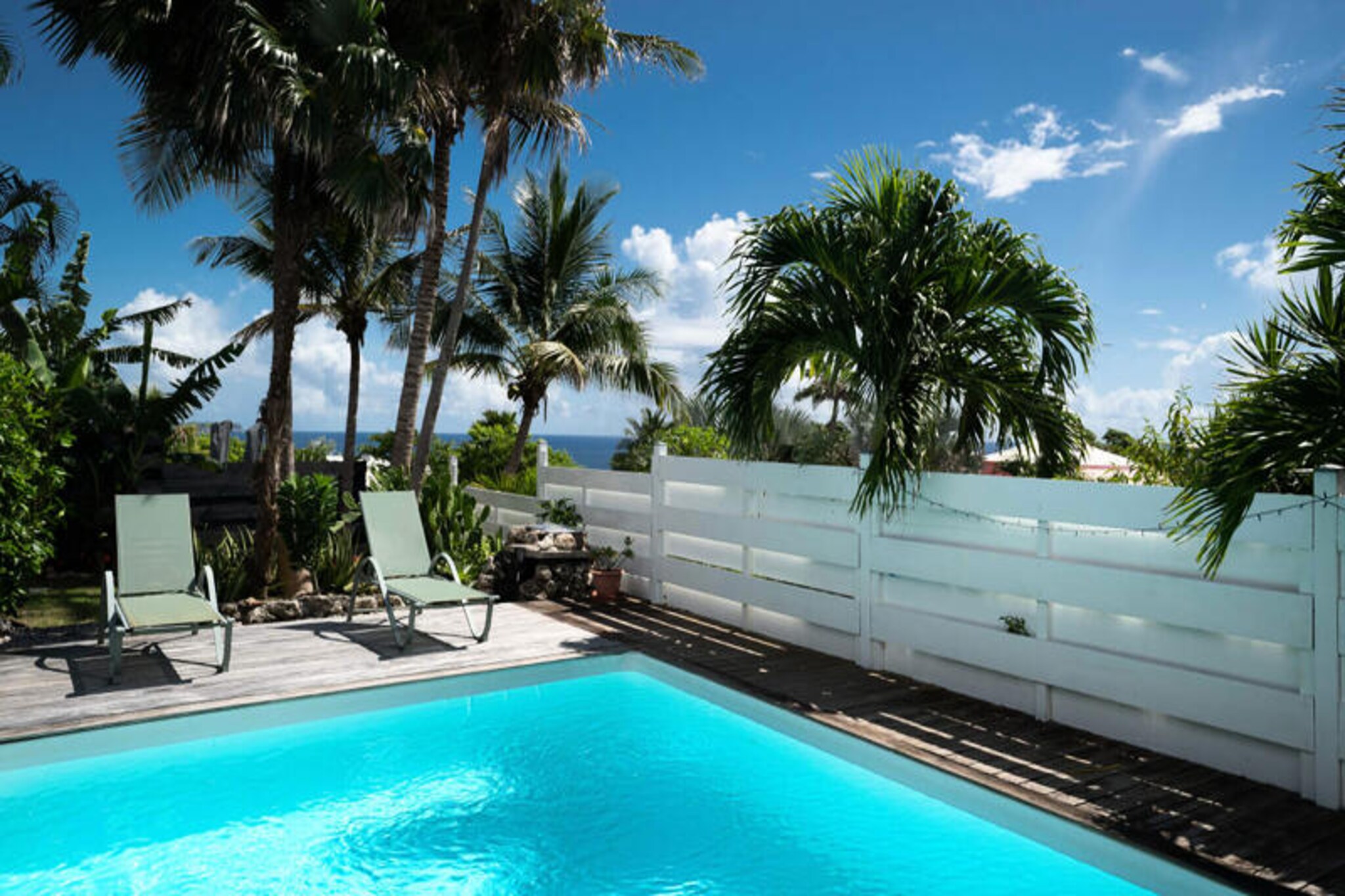 Absolute relaxation with the comfort of a spacious terrace with private swimming pool. &Agrave; a few steps from a small, intimate and preserved beach, as well as a surf spot
In the heart of the tropics, let yourself be seduced by Villa Lakaz, a haven of peace nestled in the heart of the tropics. on the heights of Moule. With a 100m2 terrace which opens up to you. the ocean, experience magical moments, where each sunrise becomes a living painting. Offering privacy and the freshness of the trade winds, this well-wooded villa offers a garden full of colors and scents.

The interior space harmonizes elegance and tropical chic, with three air-conditioned bedrooms, two of which have 160cm beds and one with a 140cm bed which promise peaceful sleep in quality bedding. The living spaces, airy and bright, border a fully equipped kitchen where you can relax. you can cook or have a coffee while enjoying the sea view. After a day of exploring, the two refreshing showers are a welcome refuge.

&Agrave; Outside, your private swimming pool secured by an alarm offers you exclusive moments of relaxation, and for those who love the embrace of the ocean, a micro beach offers you waits a few steps. Your stay is pleasant. A convenient outdoor shower, perfect for rinsing off after surfing. on the famous spot located &àgrave; 200 meters.

- Privacy preserved property with private swimming pool and sea view
- Spacious 100m2 terrace for star-studded dinners or naps lulled by the waves
- Dream location nearby proximity a beach and a recognized surf spot
- Natural ventilation which caresses the living space with gentle tropical breezes

Nestled in Le Moule, Villa Lakaz benefits from a privileged environment. where serenity and nautical activities meet. &Agrave; Just 5 minutes away, join the bustle of the city center, with local shops and a market. colorful. Surf lovers will be there; their comfort with a renowned spot; &àgrave; two steps. For a change of atmosphere, Saint-Fran&ccedil;ois and its dynamic marina are just a stone's throw away. 15 minutes by car, promising guaranteed gastronomic escapades. 

✅ Free and unlimited Wi-Fi access.
✅ Full air conditioning for maximum comfort in all seasons
✅ Welcome treats with towels and bed linen included
✅ Cleanliness impeccable with cleaning included in the price. arrival
✅ Serenity insured with a water tank in reserve
ℹ️ Machine coffee filtered
⚠️ Out of respect for the neighborhood, parties are prohibited

🛎 The team watches over your vacation with the greatest attention. We like to refine every detail so that these moments remain engraved in your memory.

Your concierge will welcome you with a cocktail and a smile, ready to help. respond to your needs throughout your stay. Need advice for an excursion to the island of beautiful waters or practical information? We are here for &ccedil;a!

🍹 A welcome cocktail to start your adventure in the tropics
🤵&zwj;♂️ A personalized welcome and a dedicated concierge for your every desire
⛵️ Tailor-made services for an unforgettable stay: vehicle rental, excursion reservations, and much more...

*Surrender to the song of the waves and make Villa Lakaz your tropical setting for an unforgettable stay in Guadeloupe.* 🌴🌊


Deposit (in euros) - 1500
