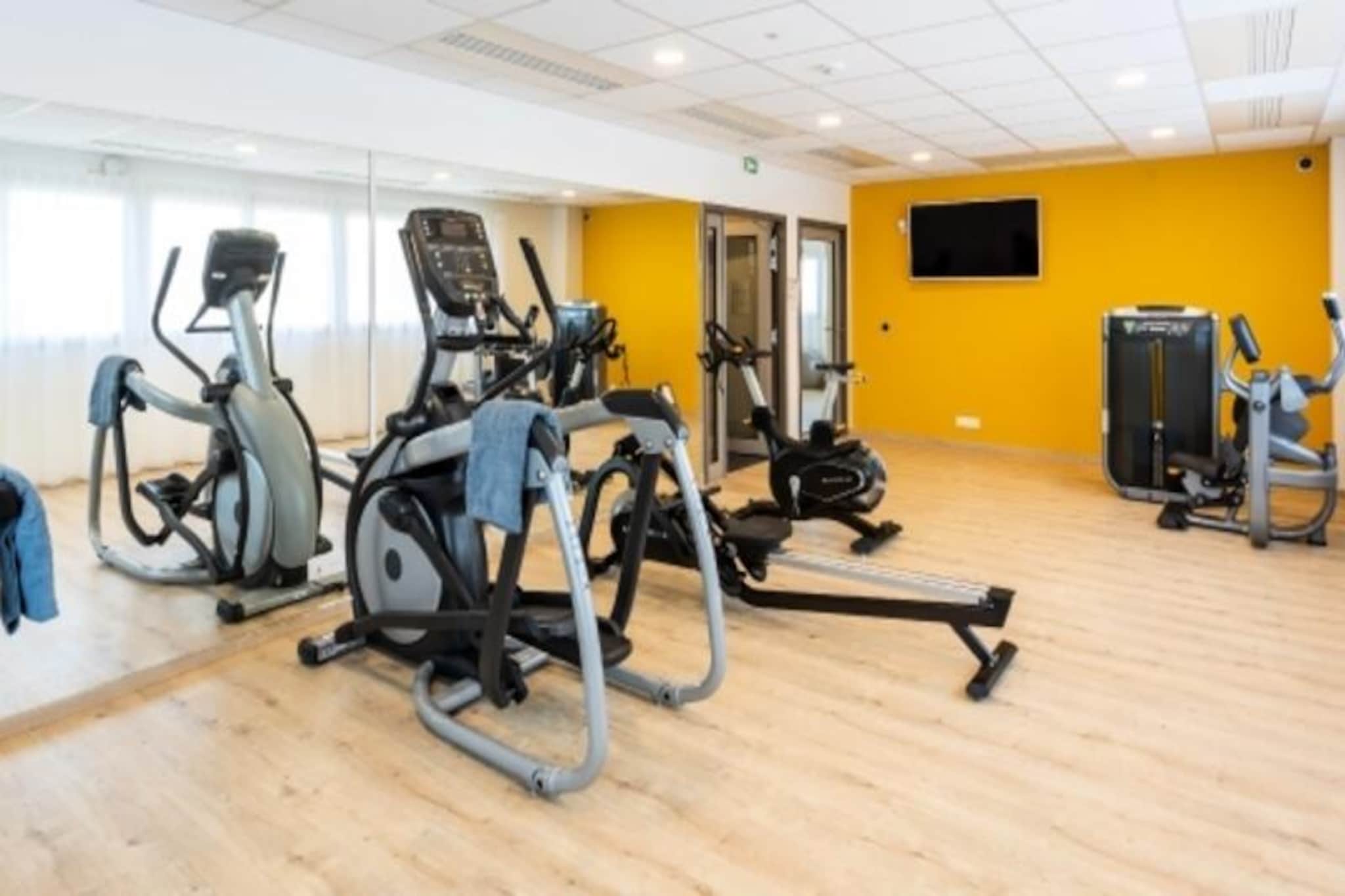 A few kilometers from Paris, Néméa Appart'Hôtel Résidence Vélizy Europe**** welcomes you in a comfortable environment for a few days of change of scenery close to the capital.



Located just 18km from Paris ORLY International Airport and barely 4km from Chaville - Vélizy Station (RER C), you can easily reach Paris or access the region's activities: Château de Versailles and its gardens, the Vallée de Chevreuse or the Golf National Guyancourt.&nbsp;



On site, you will have access to all the comforts of a 4* residence: heated indoor swimming pool, sauna, gym, air conditioning. Something to relax after a day spent visiting!
2-room apartment for 2/4 people:



Living room with convertible sofa bed

Equipped kitchenette

1 bedroom with 1 double bed

Bathroom, WC
Wifi access - free
Pets allowed - 6&euro;/pet/day (-5kg only)
Deposit (additional) - 150
Final cleaning package - classic: €45/studio and €55/T2
degreasing: 90€/studio and 110€/T2
Bed linen - included. €5/additional kit
Bathroom linen - included. €5/additional kit
Heated swimming pool - heated indoor swimming pool
Breakfast service - prices on site
Tourist tax (additional charge) - according to current rates, payment on site
