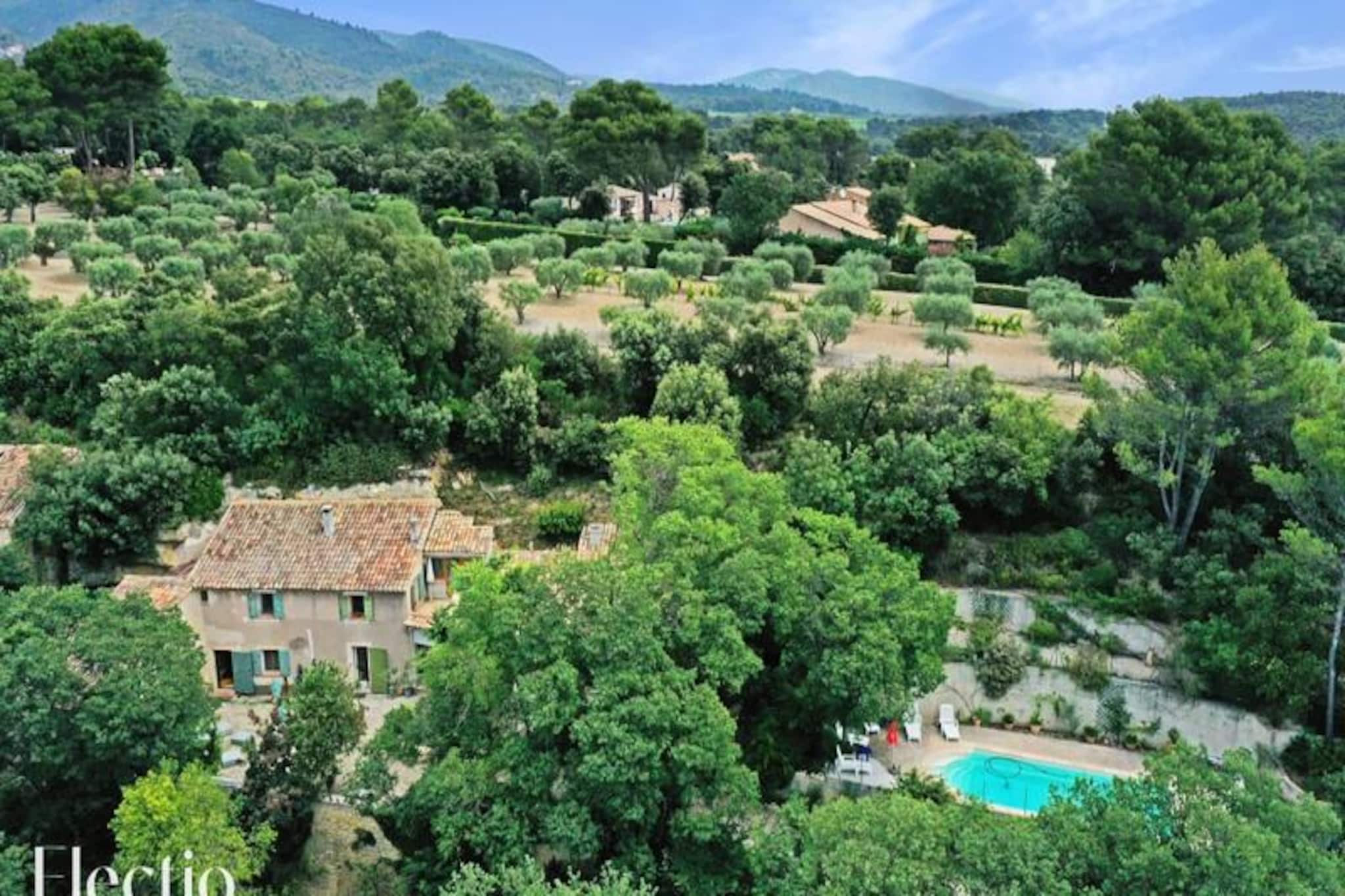 Houses & Villas for 9 People