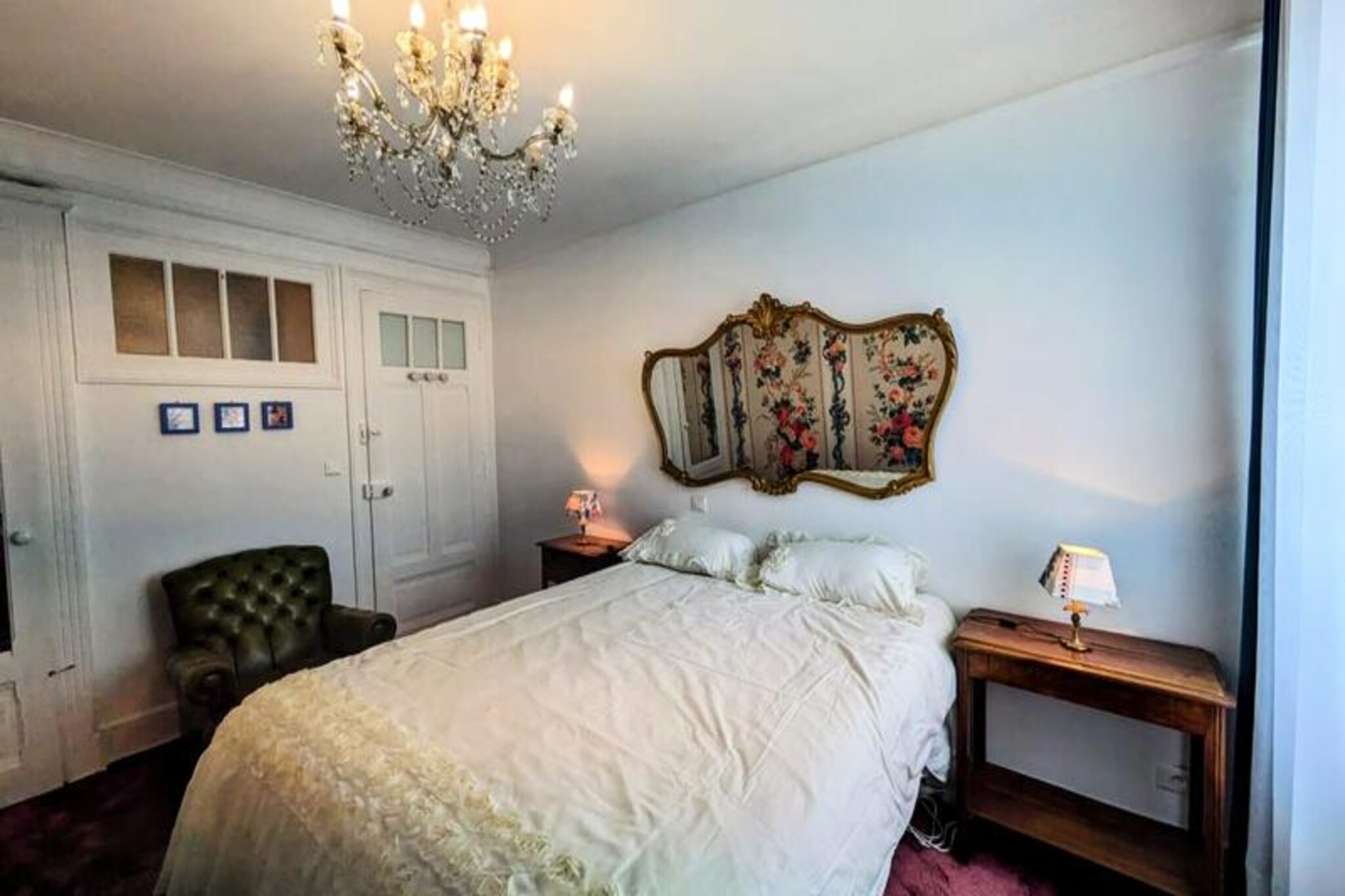 Welcome to this charming studio located in in the prestigious Grand Hôtel du Revard, a former hotel of the Compagnie des Chemins de fer de Paris in Paris. Lyon and elsewhere Mediterranean (PLM). This unique studio offers you an unparalleled experience, where you can relax and unwind. time seems to have stopped; in 1920, immersing you in the elegance and charm of this bygone era.
As soon as you enter, you will be immediately transported to your destination. in the atmosphere of the Roaring Twenties. The studio has a comfortable bedroom, equipped with very high quality bedding, ensuring you peaceful and restful nights. The main room is bathed in natural light thanks to the ceiling. its small private balcony, perfect for enjoying a coffee. in the morning admiring the breathtaking view of the surrounding mountains.
The kitchen is fully equipped with modern appliances for your comfort: refrigerator, oven, hob, and all the utensils necessary to prepare your meals. The bathroom has been renovated. recently renovated, combining modernity and modernity. and old-world charm, and includes a coffee machine. wash for your convenience.
A Historical Part
The Grand Hôtel du Revard, built in dating from the end of the 19th century, is a true architectural gem. Inaugurated In 1892, this luxury hotel was founded. designed to welcome wealthy travelers coming to discover the benefits of thermal waters and pure mountain air. À At the time, Revard was a popular destination for the European elite, attracting personalities from all over the world.
Under the management of the Compagnie des Chemins de fer de Paris à agrave; Lyon and elsewhere Located in the Mediterranean (PLM), the Grand Hôtel du Revard reached its peak in the 1920s. Its elegant lounges, its large dining rooms, dining and its panoramic views of Mont Blanc have made it a sought-after place to stay. Guests came to enjoy the fresh air and scenery outside. breathtaking, while enjoying the comfort and luxury offered by this prestigious establishment.
Today, the Grand Hôtel du Revard retains all its former splendor. The majestic facades, period parquet floors and carefully preserved interior decorations tell the glorious history of this iconic place. Staying in this studio is like taking a trip back in time, while benefiting from essential modern amenities.
Come and discover this unique studio at the Grand Hôtel du Revard and let yourself be charmed by its retro atmosphere and rich history. A stay here is much more than a simple vacation rental, it is a true immersion in a bygone era, marked by refinement and elegance.
Deposit (in euros) - 500