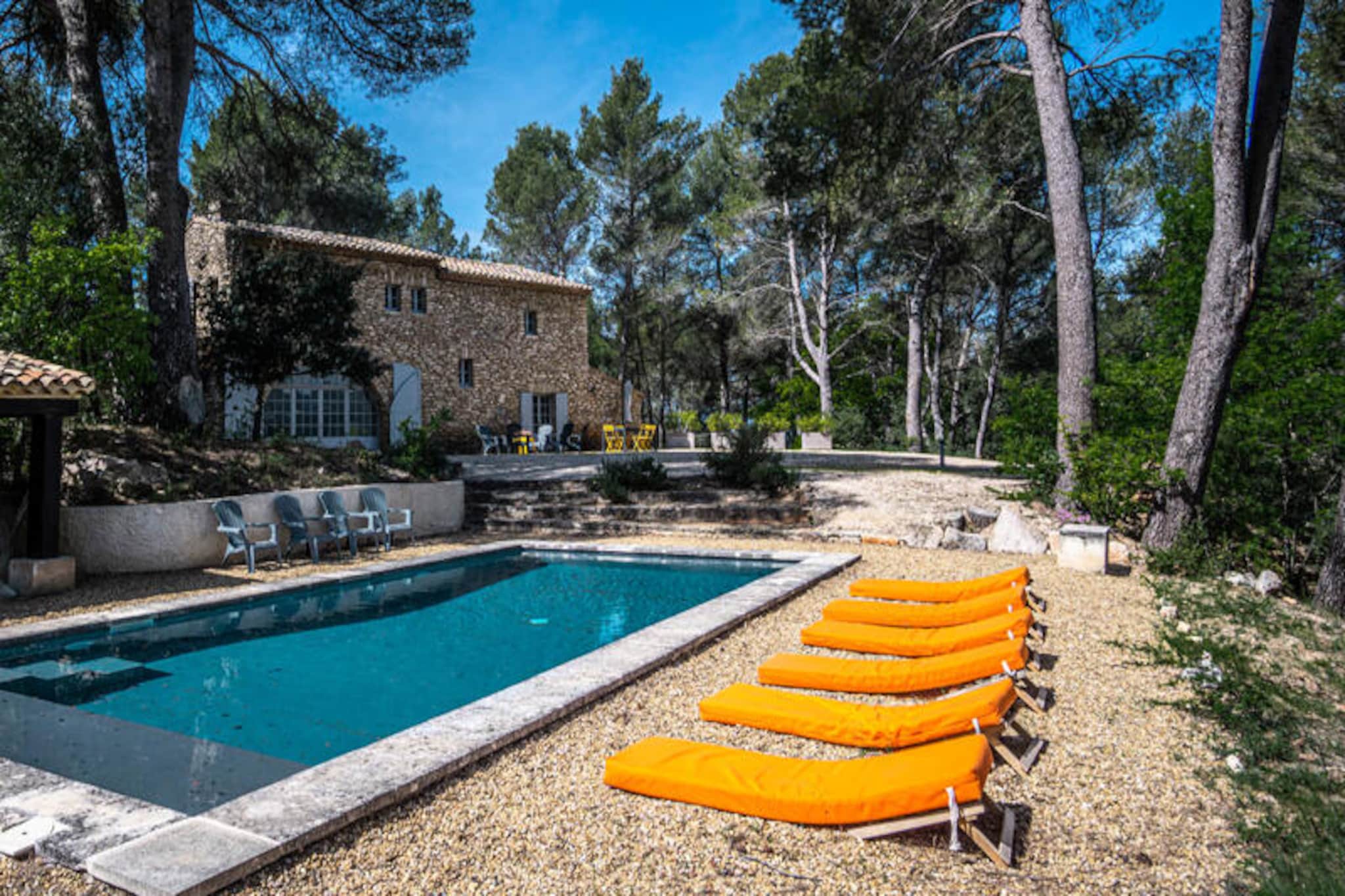 Houses & Villas for 6 People