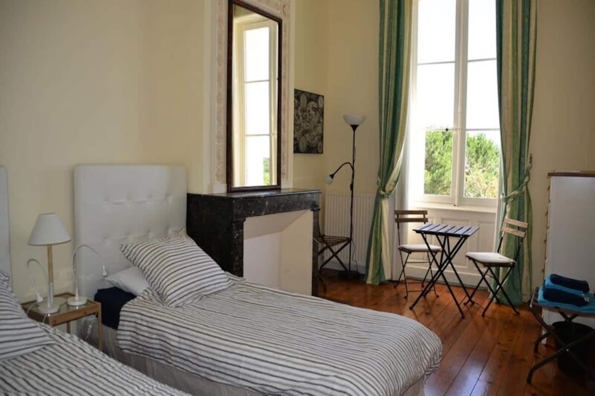 Château La Tuilière: Villa Avec Piscine Au Milieu De Son Vignoble-Image-tags.