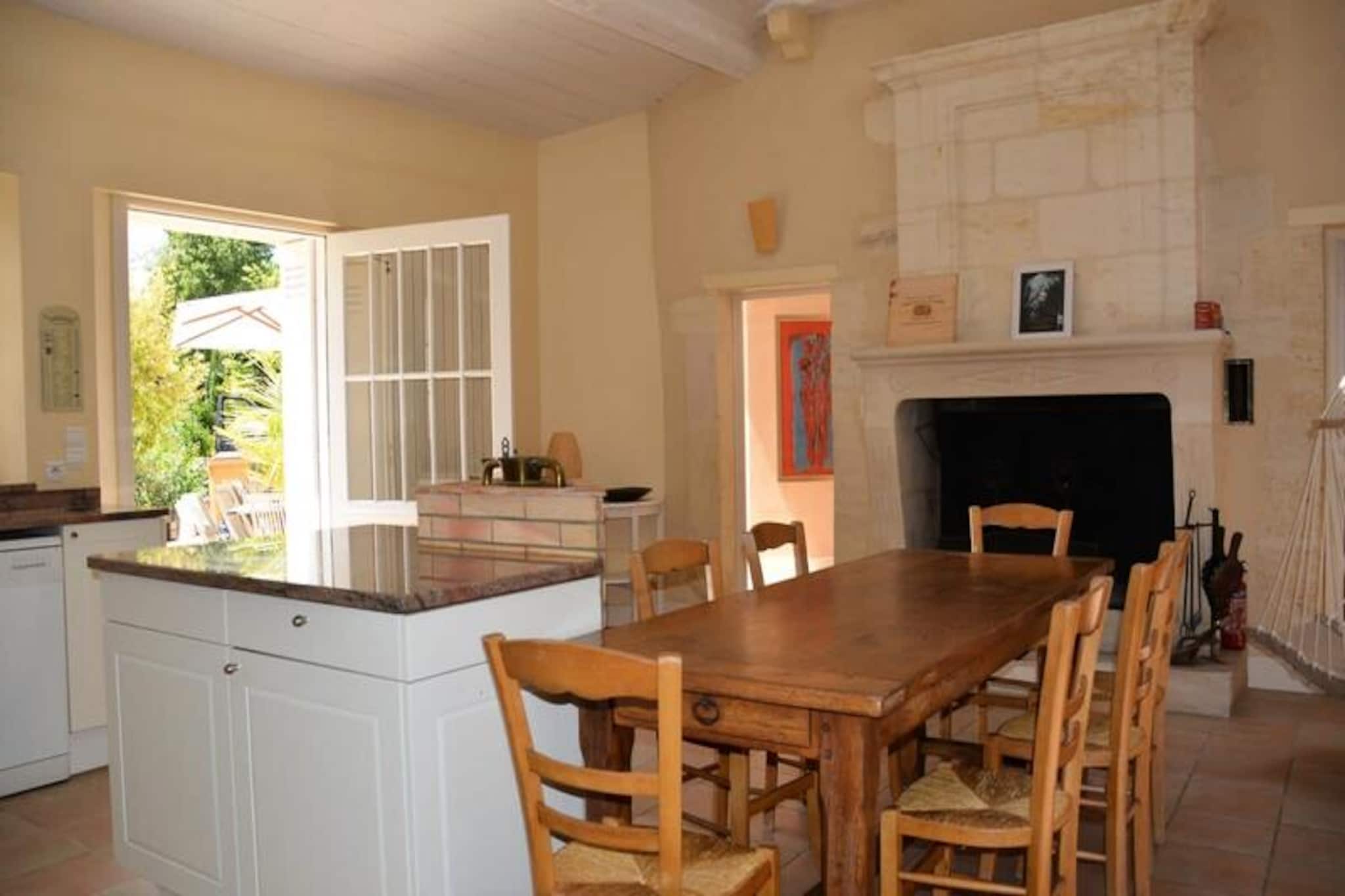 Château La Tuilière: Villa Avec Piscine Au Milieu De Son Vignoble-Image-tags.