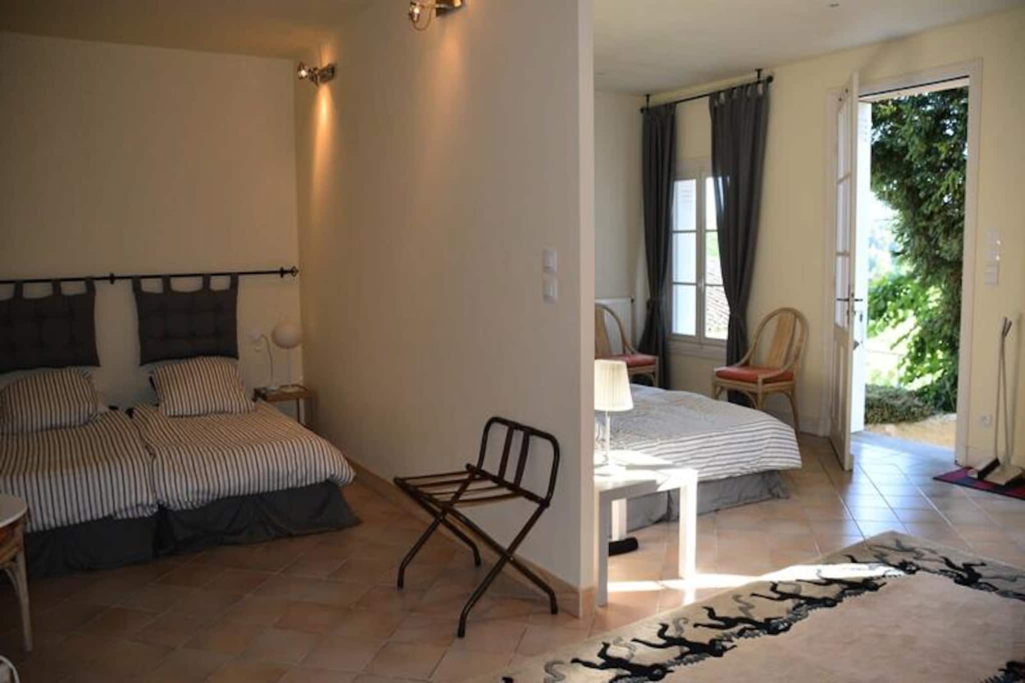 Château La Tuilière: Villa Avec Piscine Au Milieu De Son Vignoble-Image-tags.