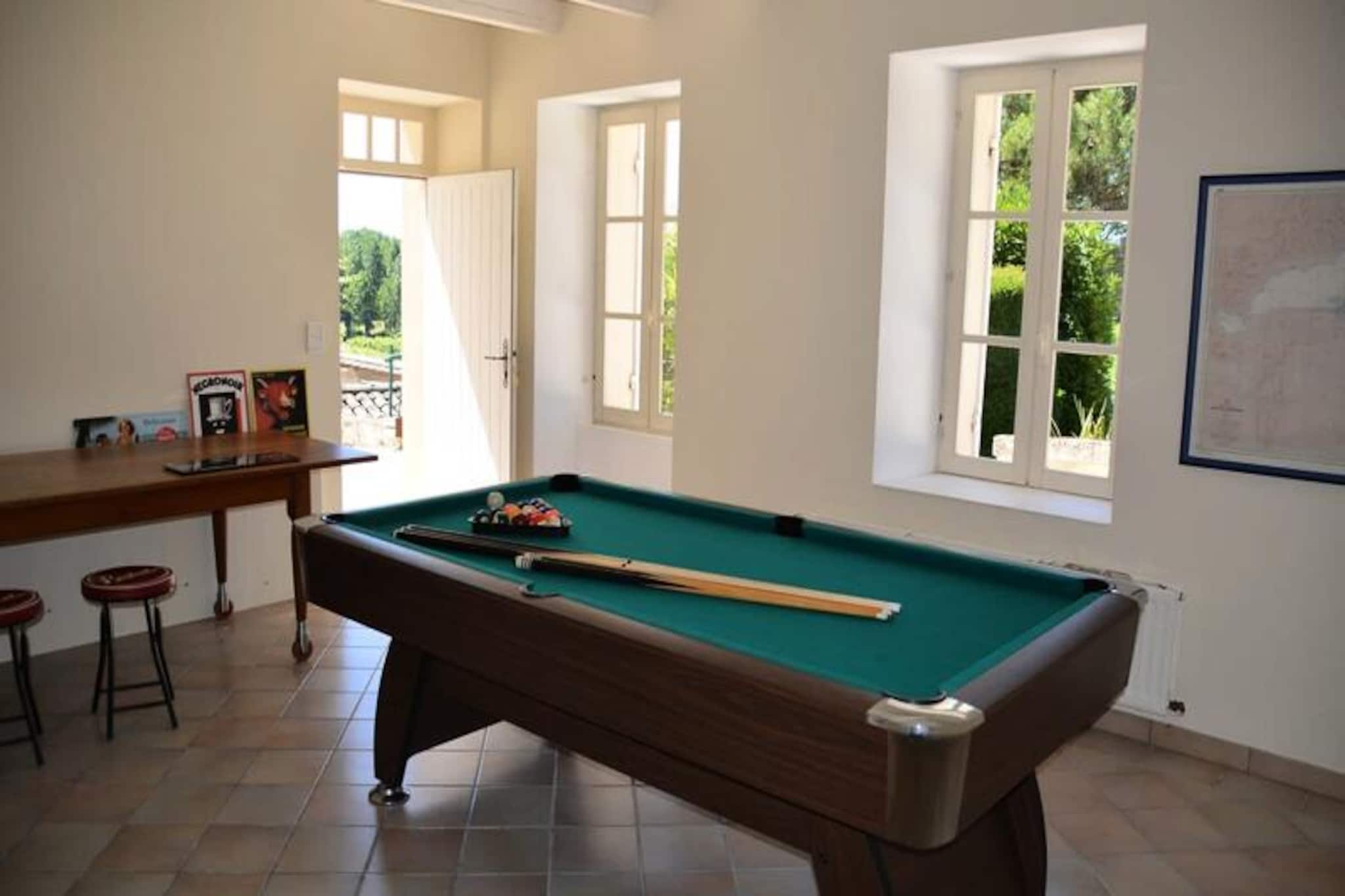 Château La Tuilière: Villa Avec Piscine Au Milieu De Son Vignoble-Image-tags.