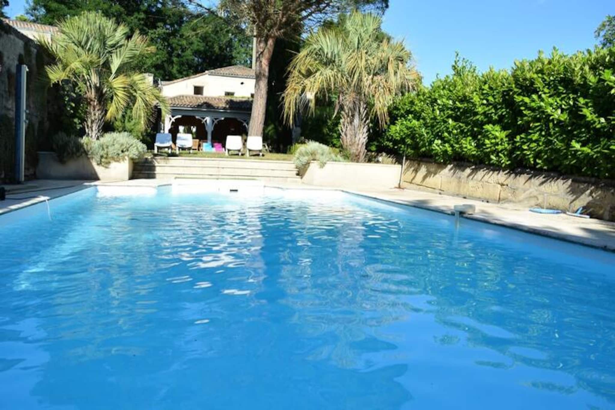 Château La Tuilière: Villa Avec Piscine Au Milieu De Son Vignoble-Image-tags.