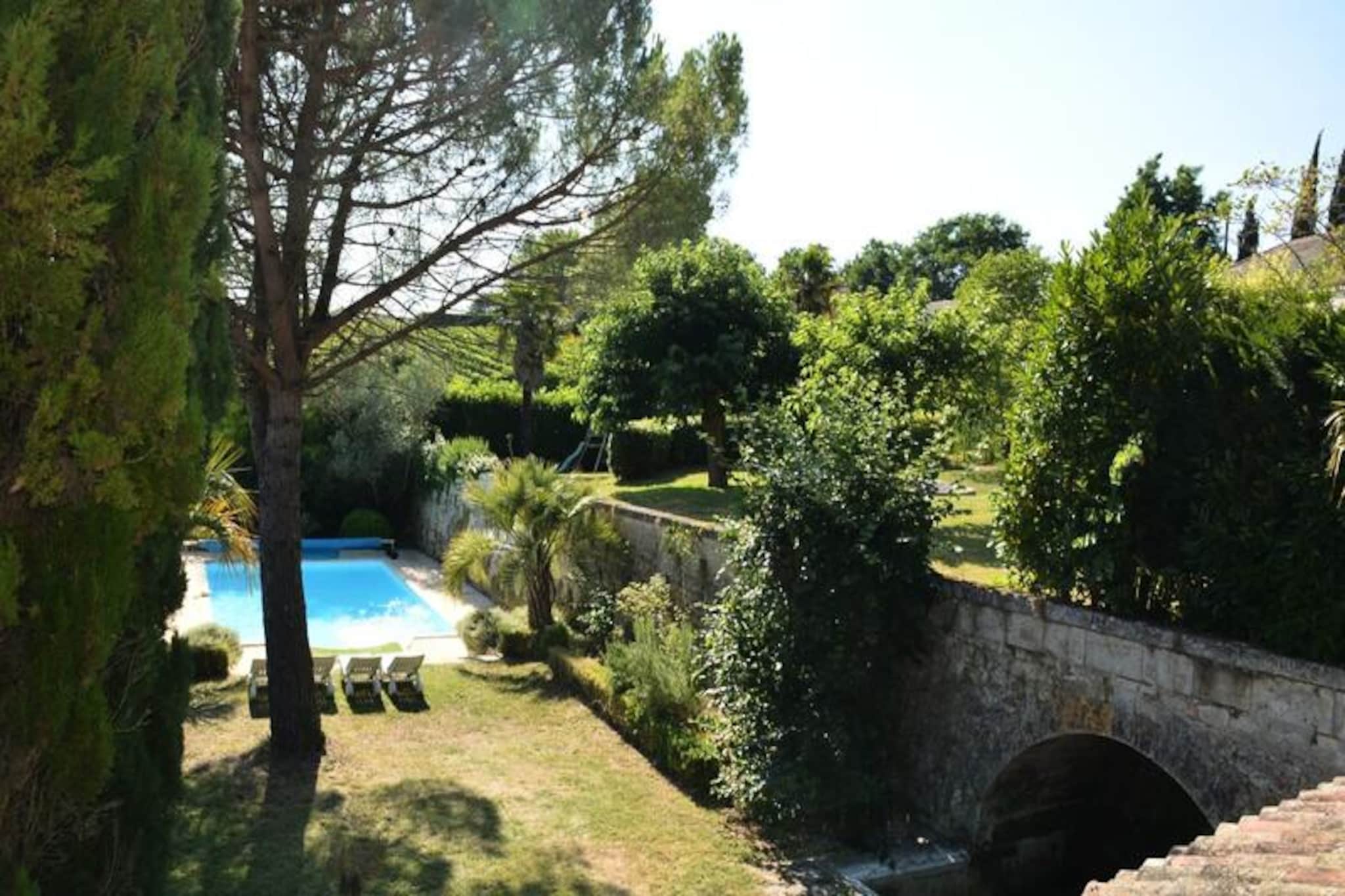 Château La Tuilière: Villa Avec Piscine Au Milieu De Son Vignoble-Image-tags.