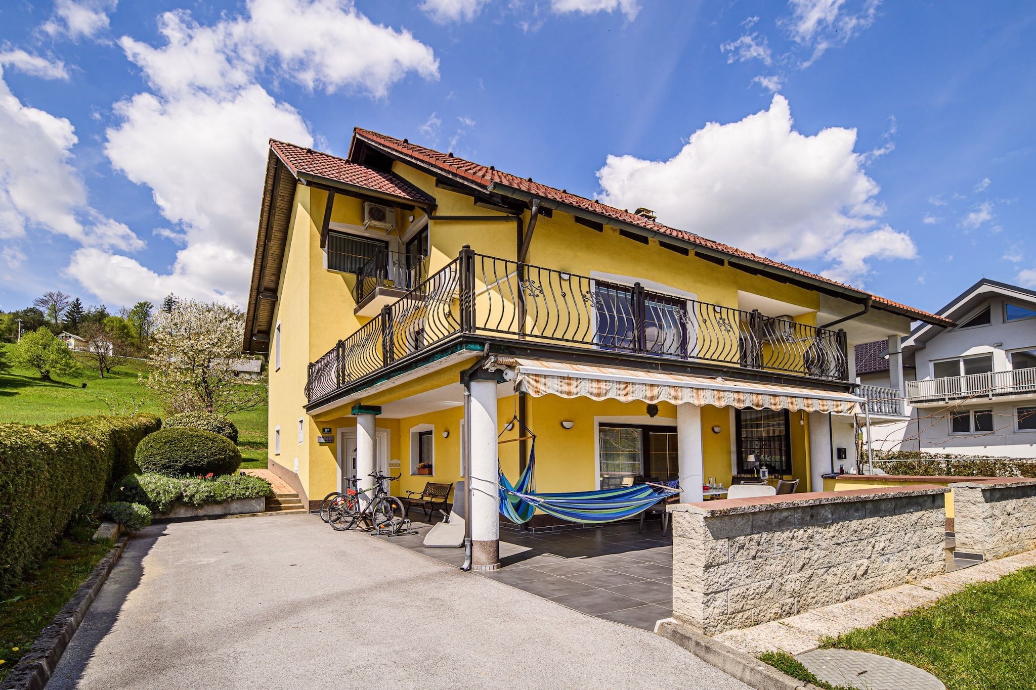 Sunny and Spacious Apartments with Terrace near Water Park - One Bedroom Apartment with Terrace-Buitenlucht