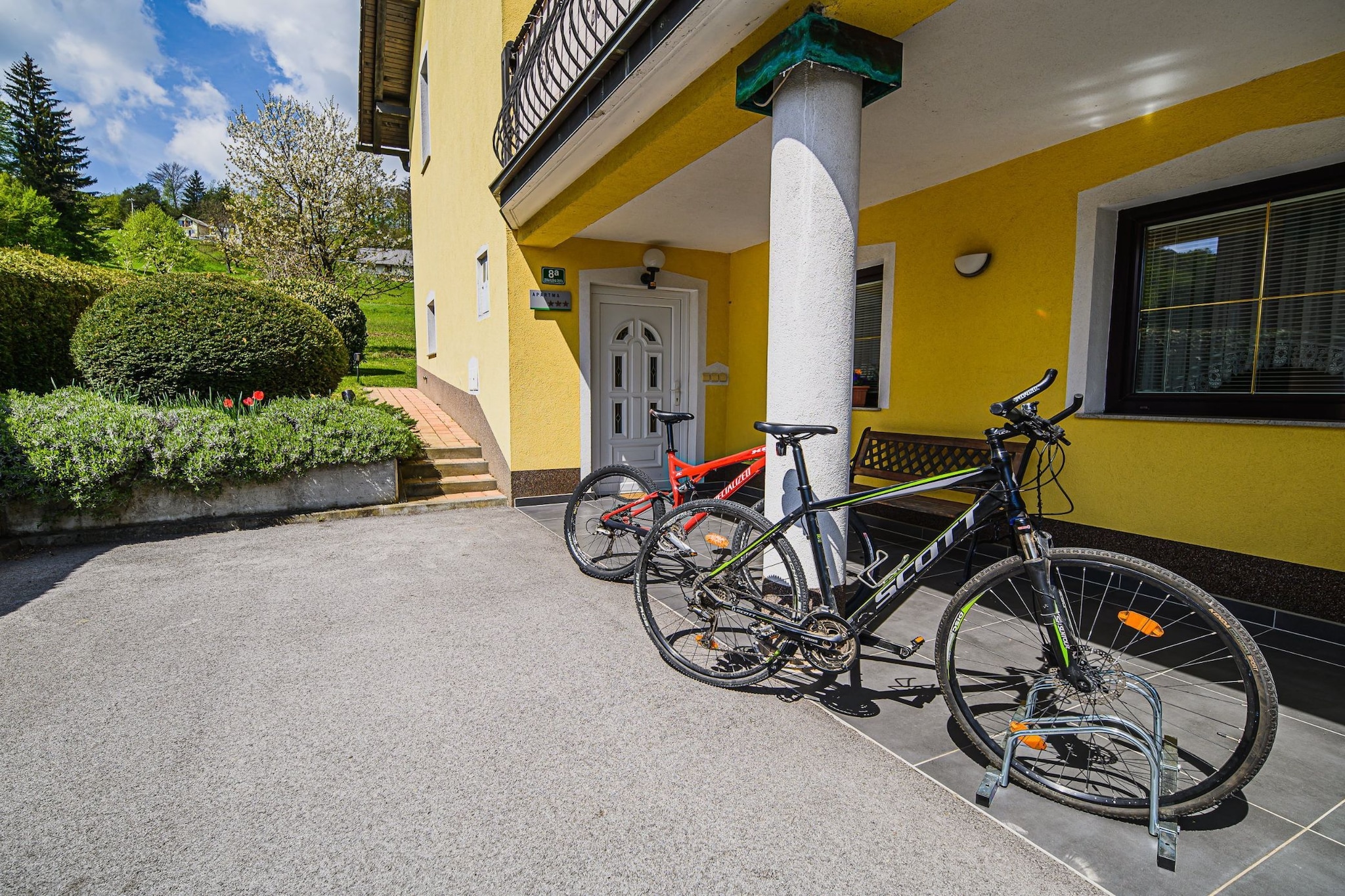Sunny and Spacious Apartments with Terrace near Water Park - One Bedroom Apartment with Terrace-Buitenlucht