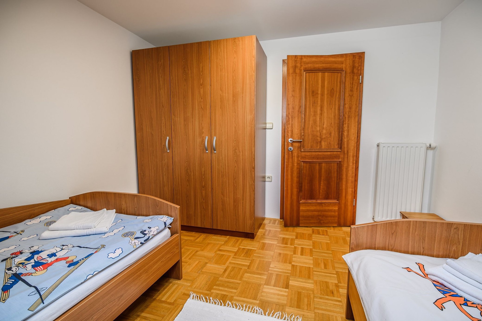 Sunny and Spacious Apartments with Terrace near Water Park - Three Bedroom Apartment with Terrace-Slaapkamer