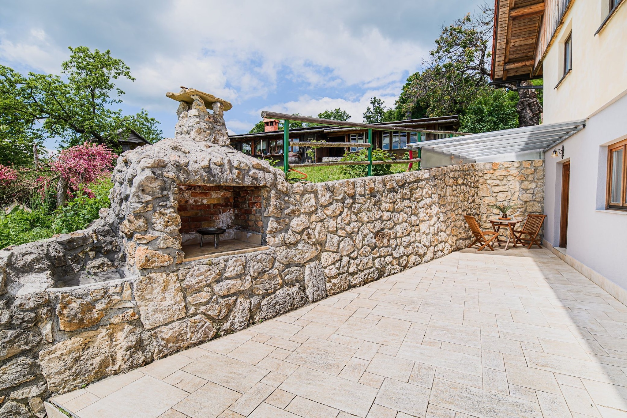 Hidden Authentic Haven Apartments - One Bedroom Apartment with Terrace-Buitenlucht