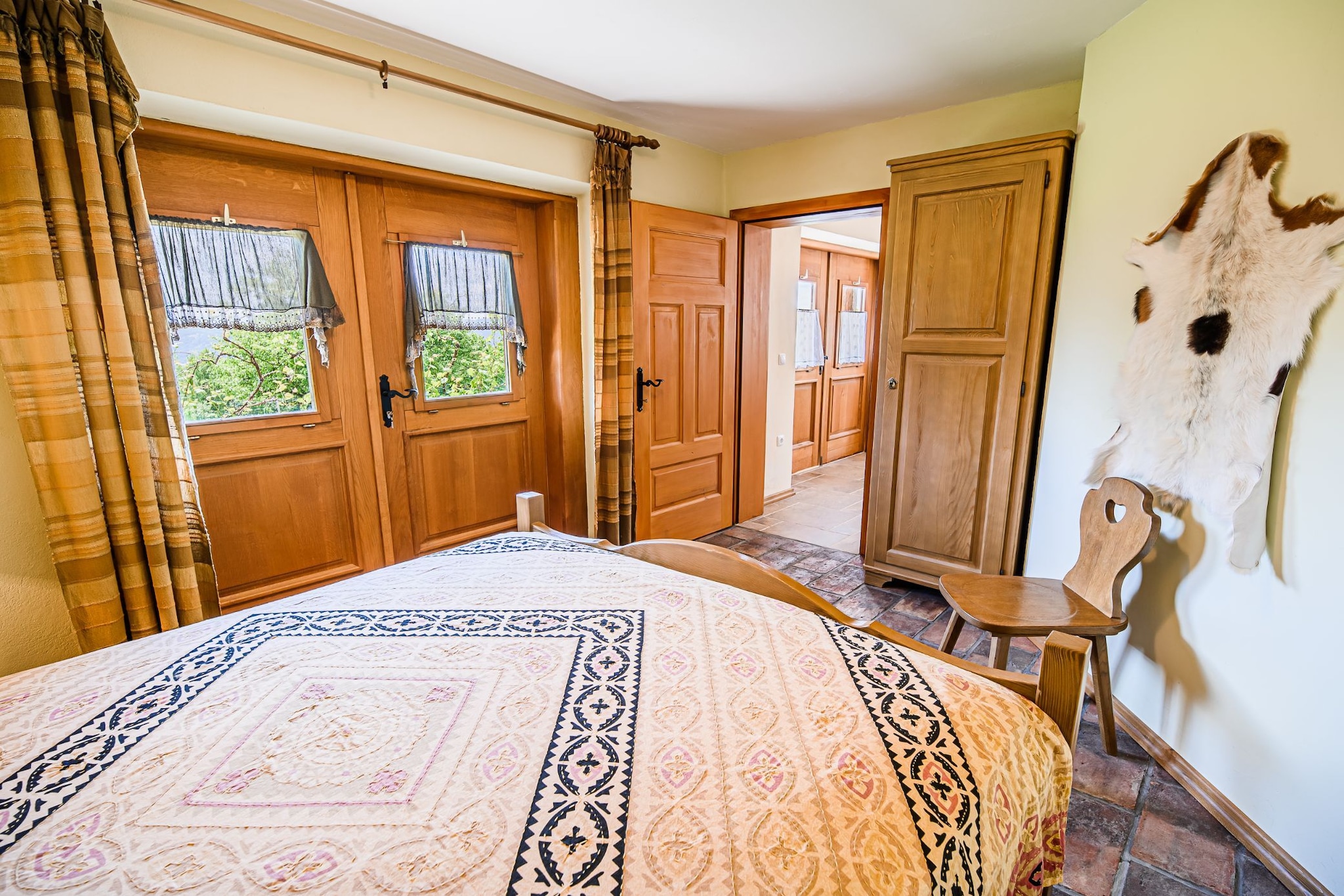 Hidden Authentic Haven Apartments - One Bedroom Apartment with Terrace-Slaapkamer