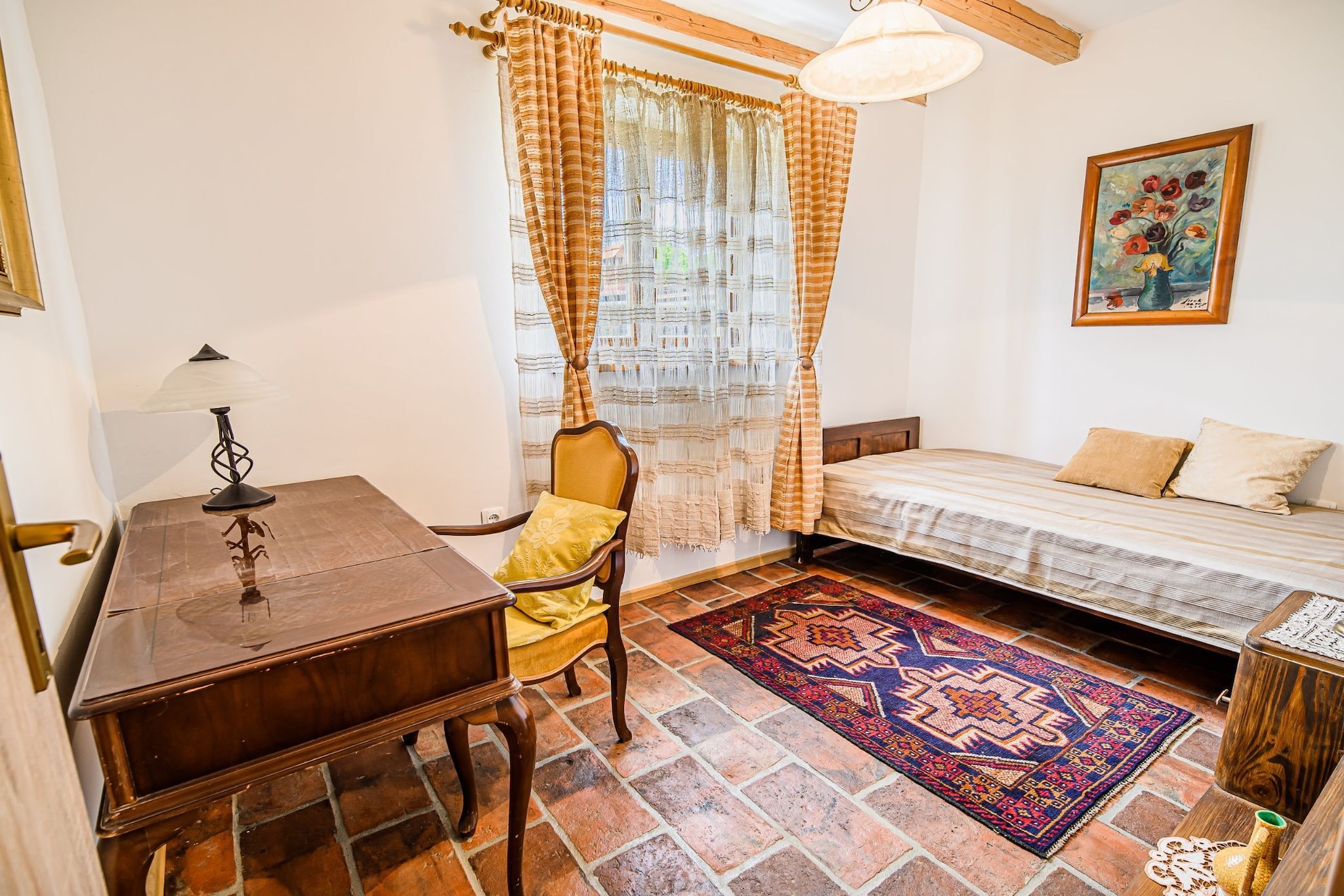 Hidden Authentic Haven Apartments - Two Bedroom Apartment with Balcony-Woonkamer