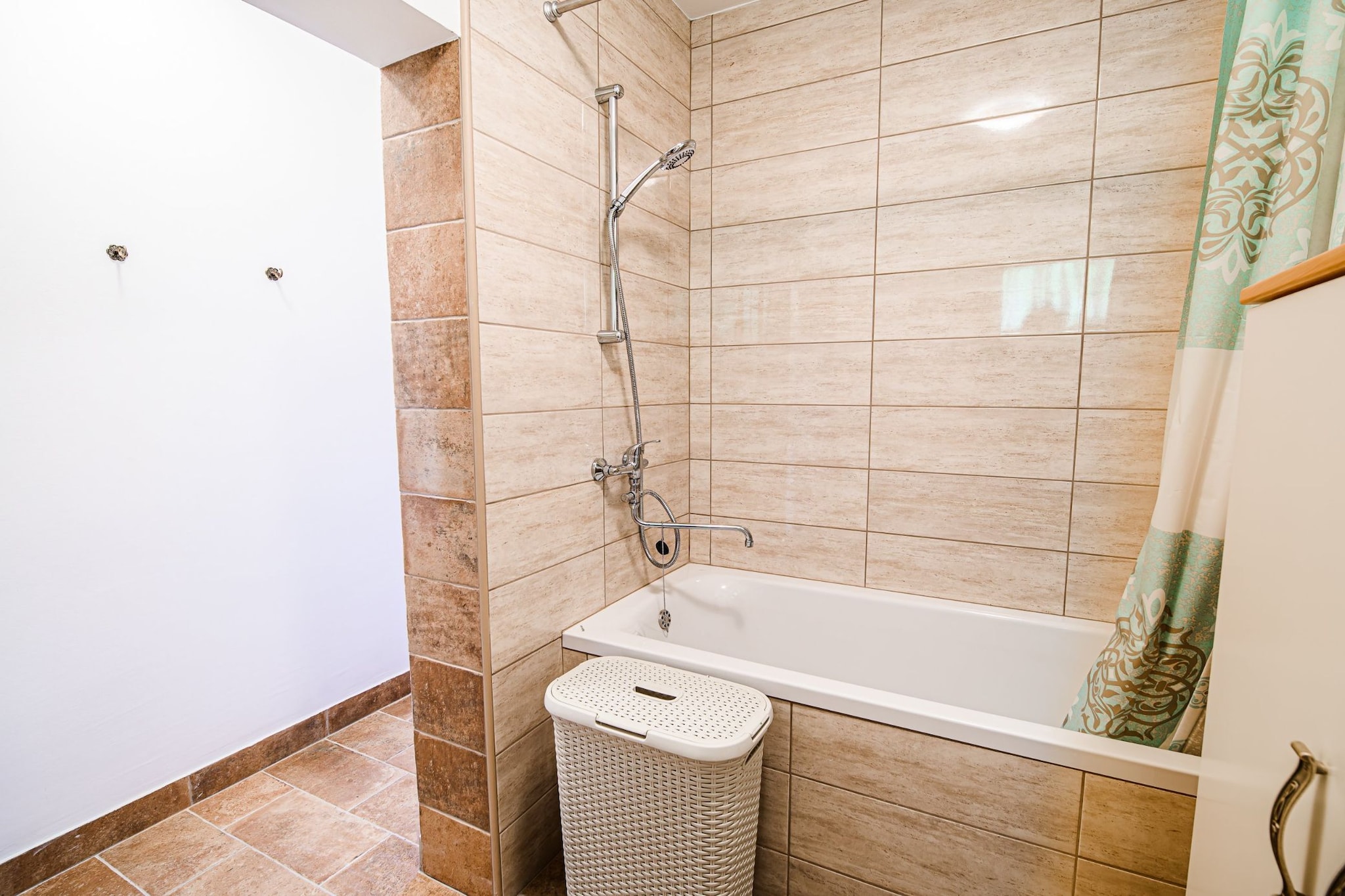 Hidden Authentic Haven Apartments - Two Bedroom Apartment with Balcony-Badkamer