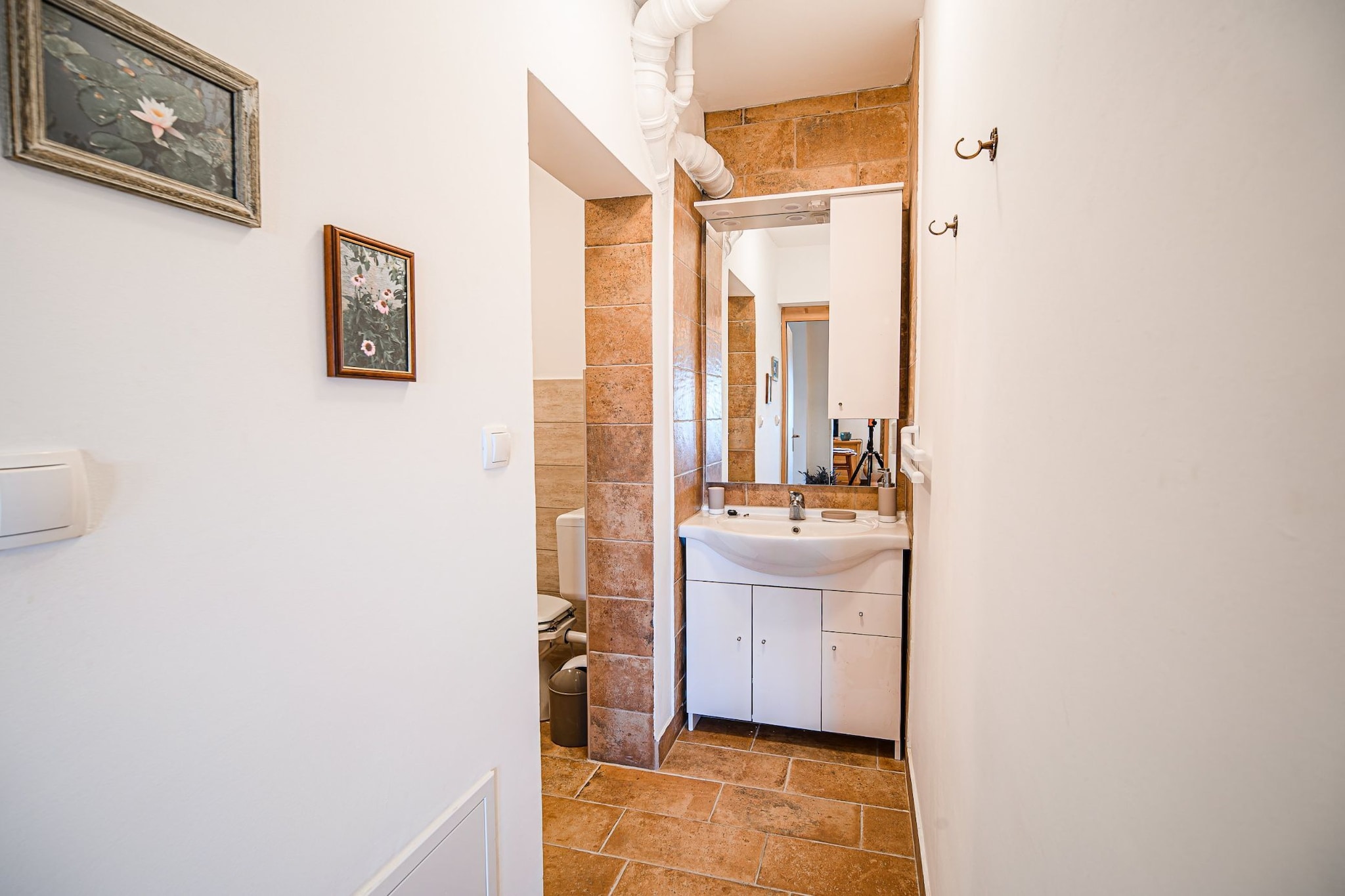 Hidden Authentic Haven Apartments - Two Bedroom Apartment with Balcony-Binnen