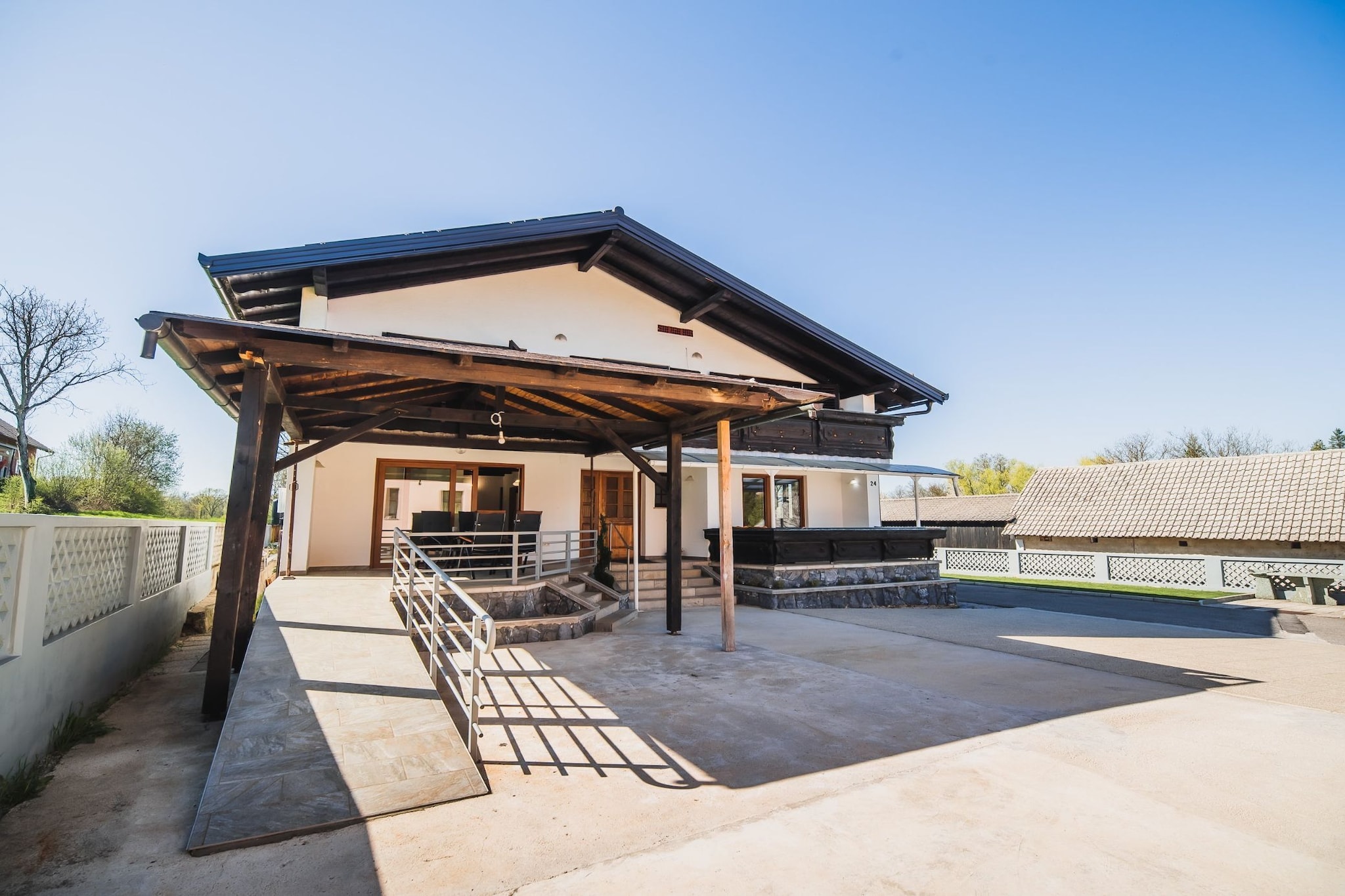 Cozy Luxe Holiday Home with Natural Thermal Bath - Seven Bedroom Holiday Home-Buitenlucht