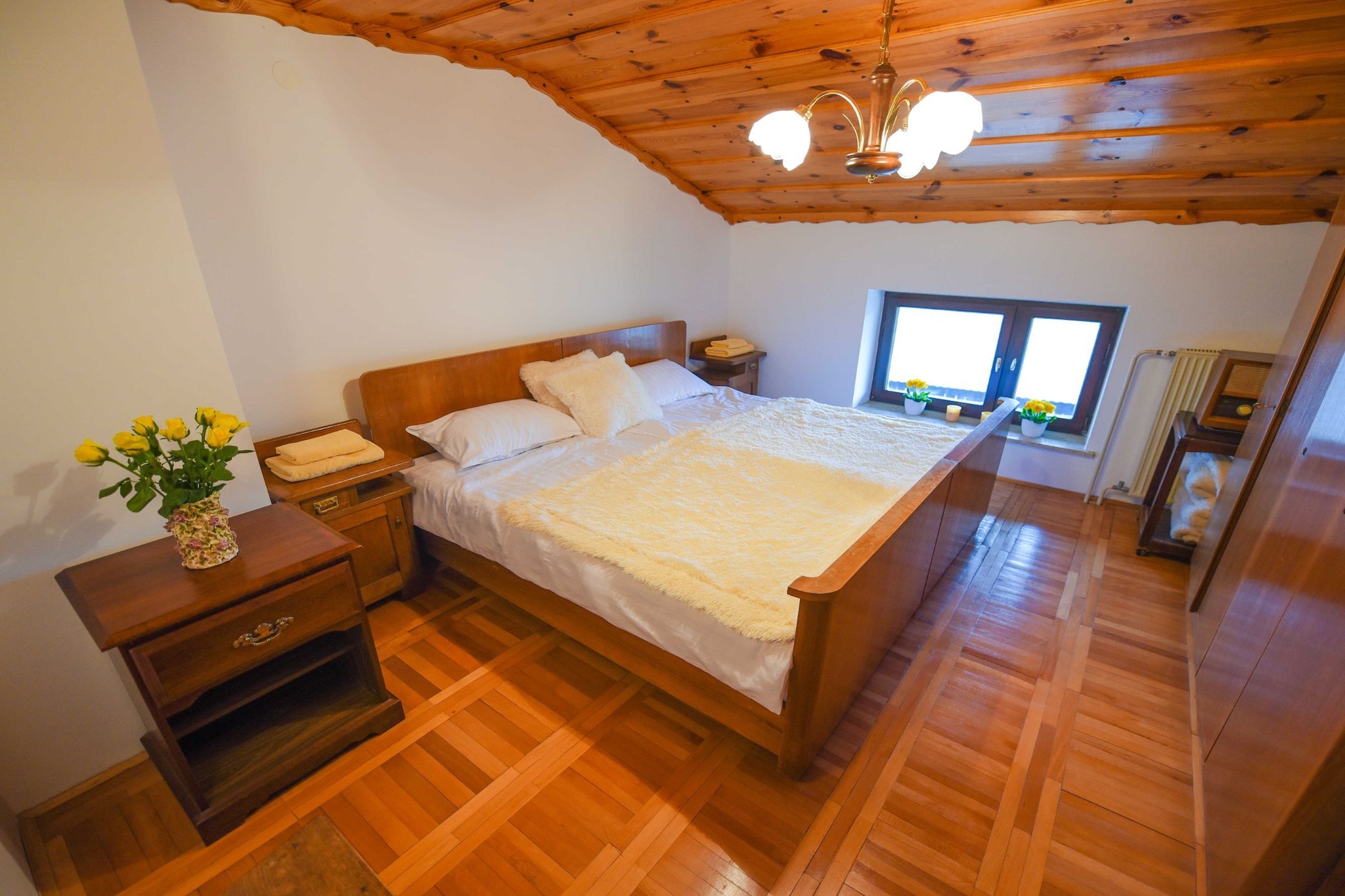 Cozy Luxe Holiday Home with Natural Thermal Bath - Seven Bedroom Holiday Home-Slaapkamer